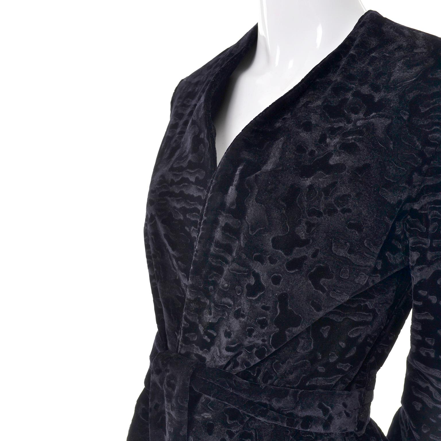 Women's Bill Blass Vintage Coat in Black Flocked Velvet With Pockets and Belt For Sale