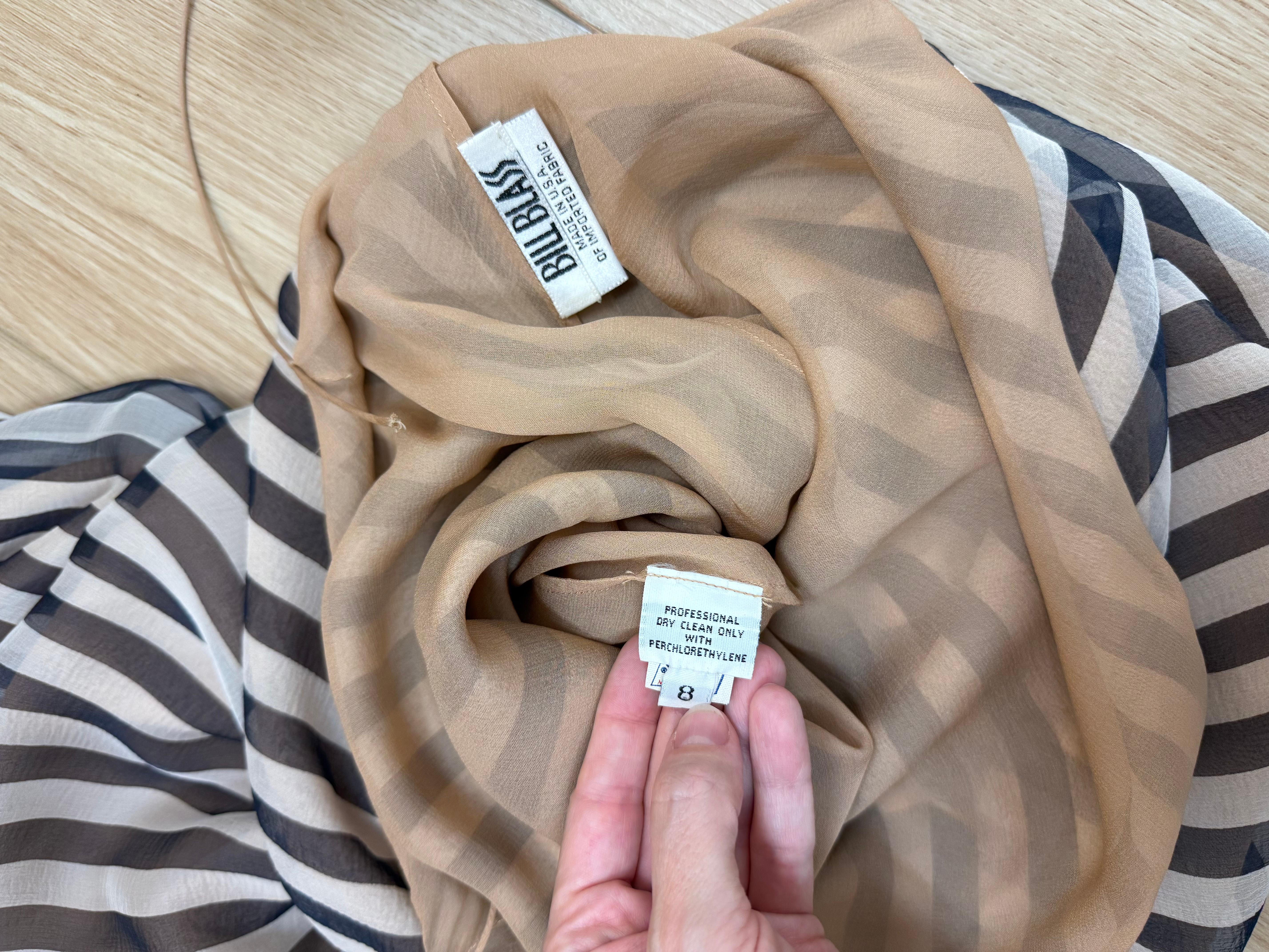 BILL BLASS Robe longue en soie rayée vintage Marine + Nude Pour femmes en vente