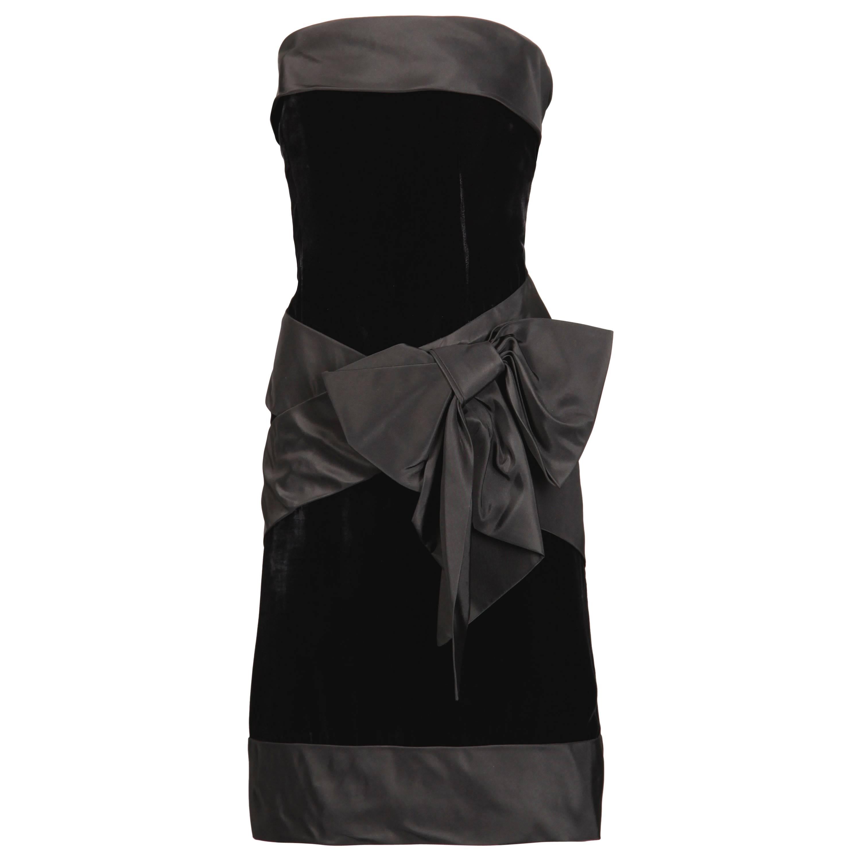 Vestido de cóctel vintage de Bill Blass, sin tirantes, de terciopelo negro y tafetán
