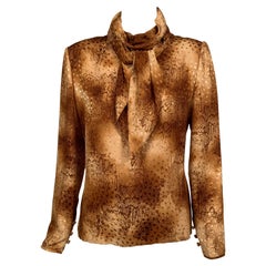 Bill Blass Blusa de seda tejida y estampada con escote pañuelo