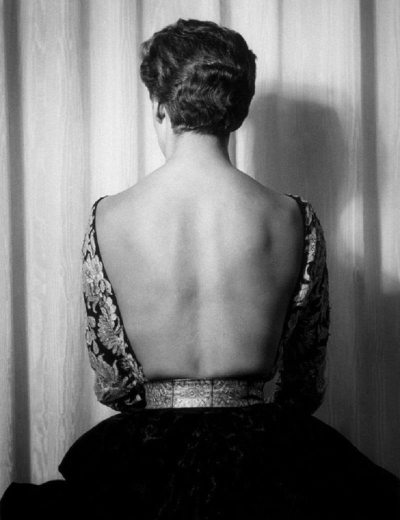 "La mode du dos nu" par Bill Brandt

5 novembre 1949 : Les derniers articles de mode de Paris mettent l'accent sur les décolletés, utilisant des roses, des volants et des plumes pour souligner le cou et la poitrine. Ce vêtement dos nu particulier