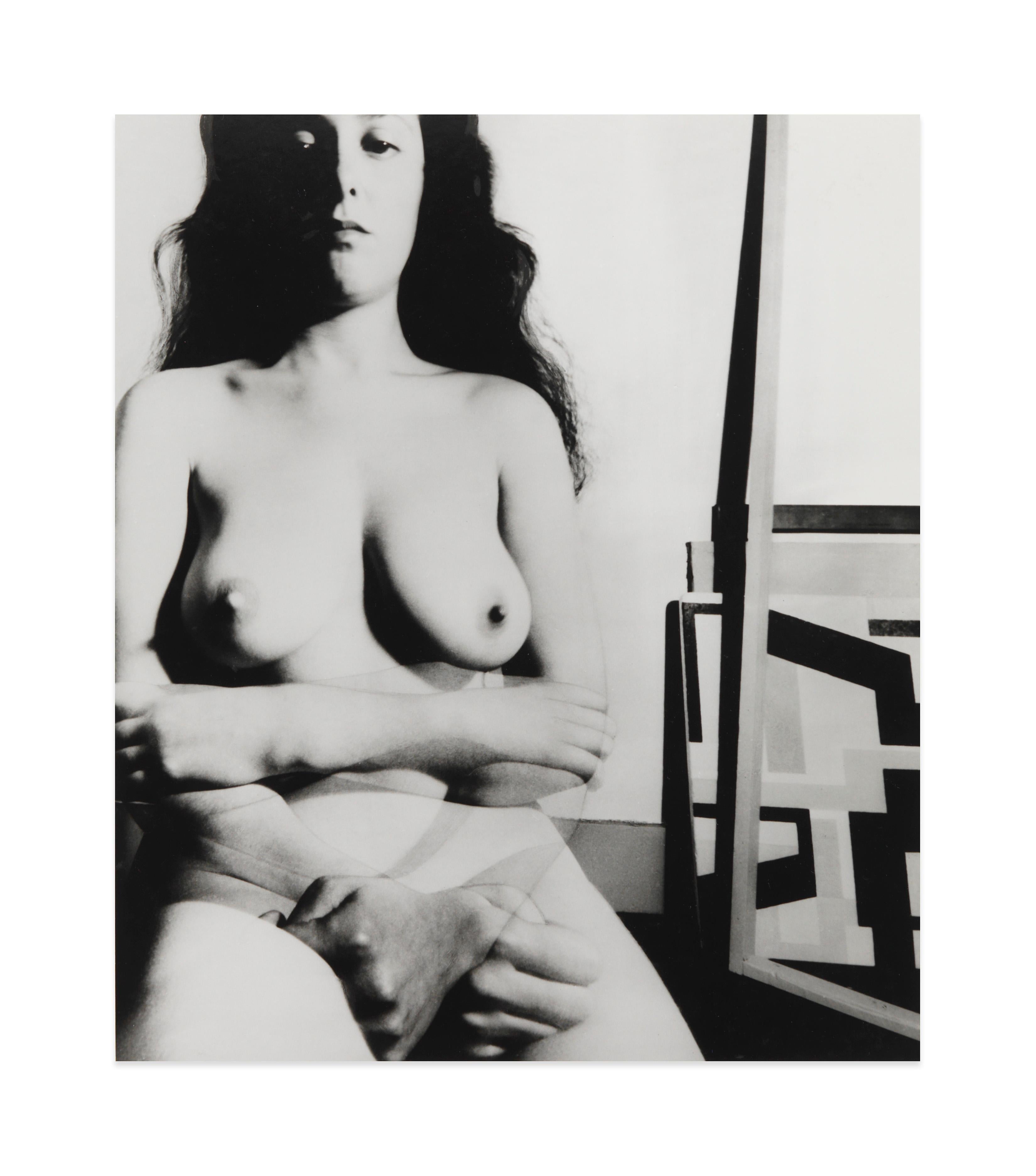 Nudefarbener Akt, St. John's Wood, London – Photograph von Bill Brandt