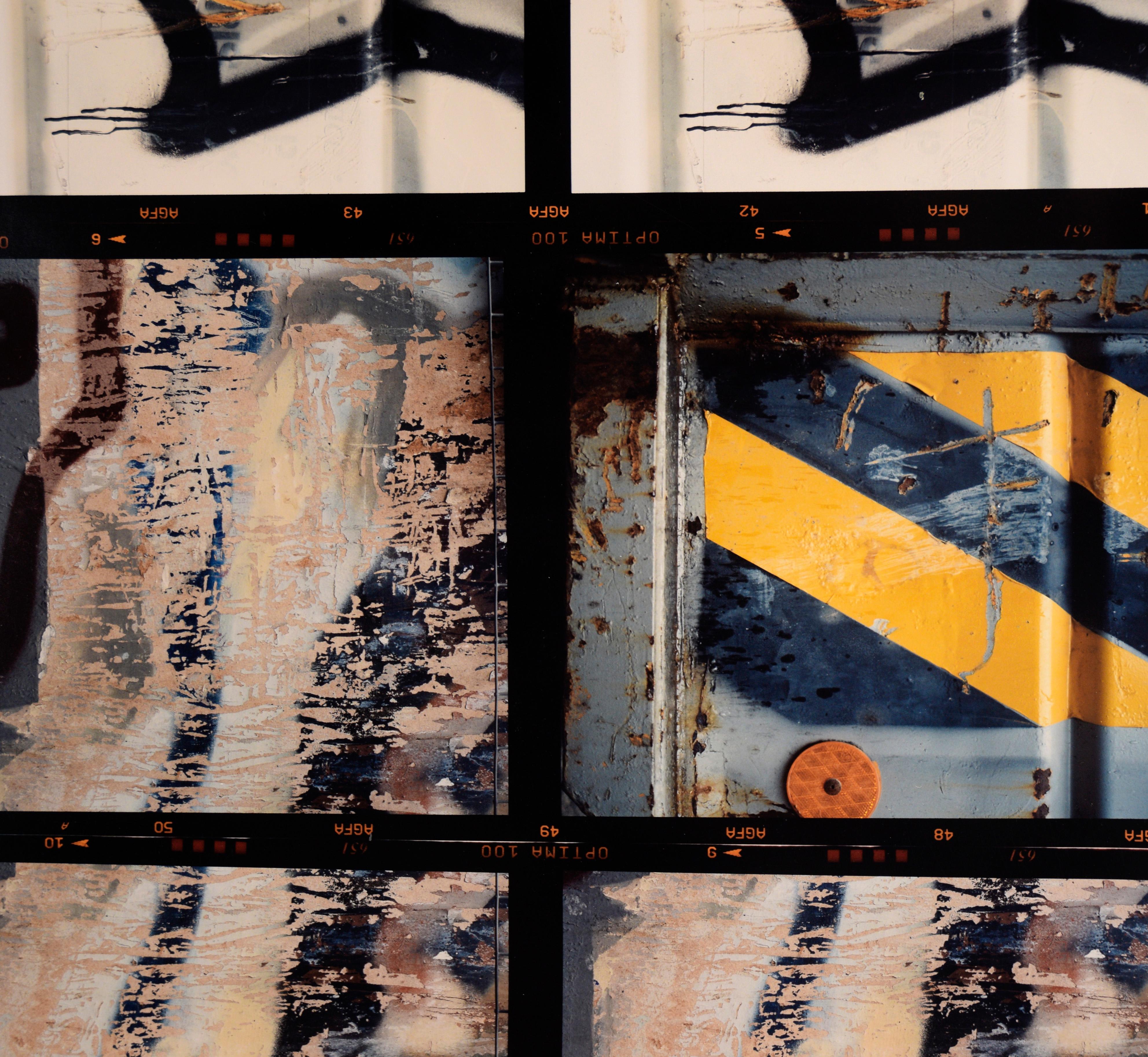 12 Fotos (Graffiti und Streifen) – großformatige texturierte Fotografien

Serie von detaillierten Makroaufnahmen von Bill Clark (Amerikaner, 20. Jahrhundert). Diese Fotoserie zeigt verschiedene strukturierte und lackierte Oberflächen, sowohl aus