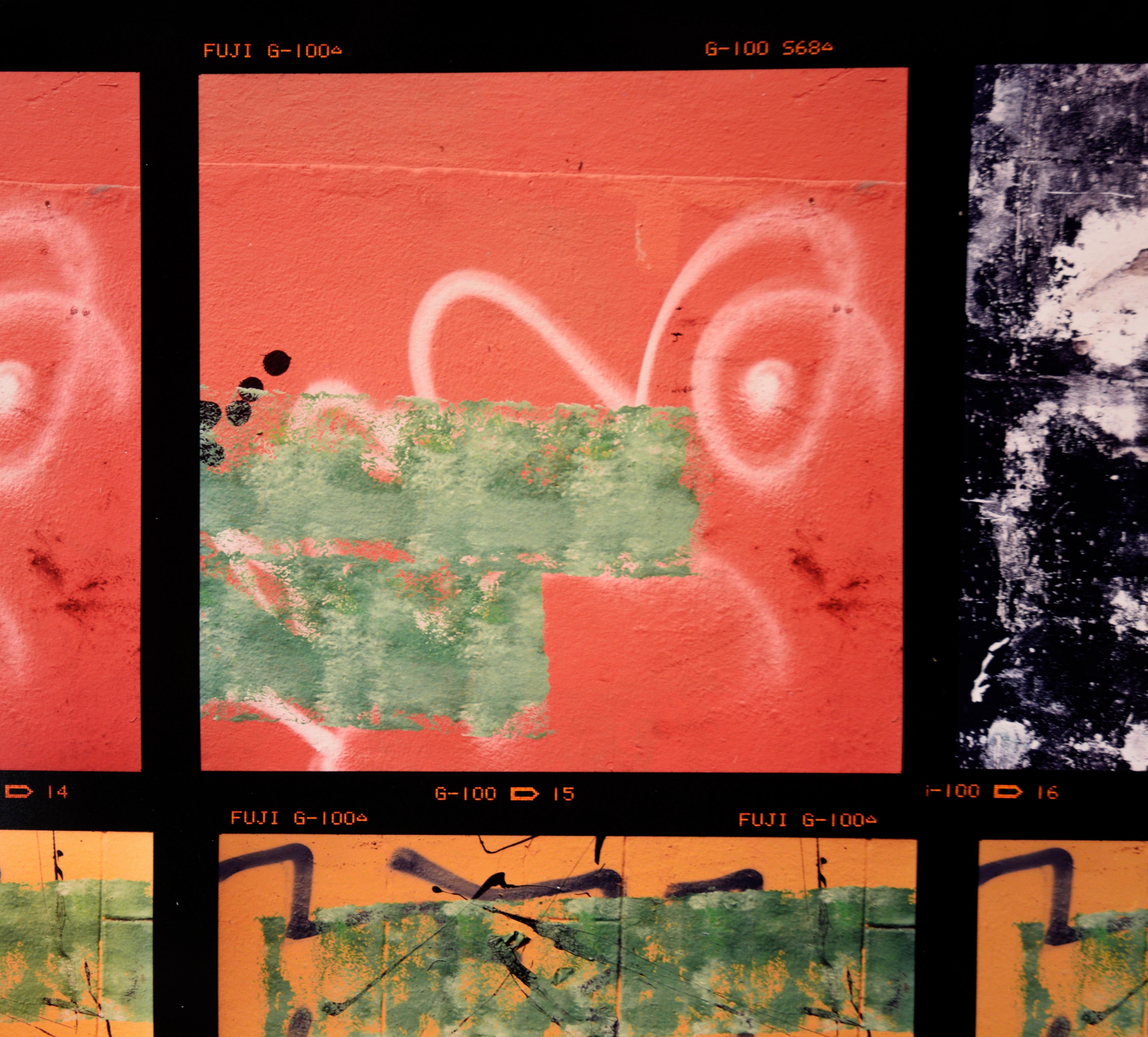 12 foto (magenta e giallo) - Fotografie testuali su larga scala - Photograph di Bill Clark