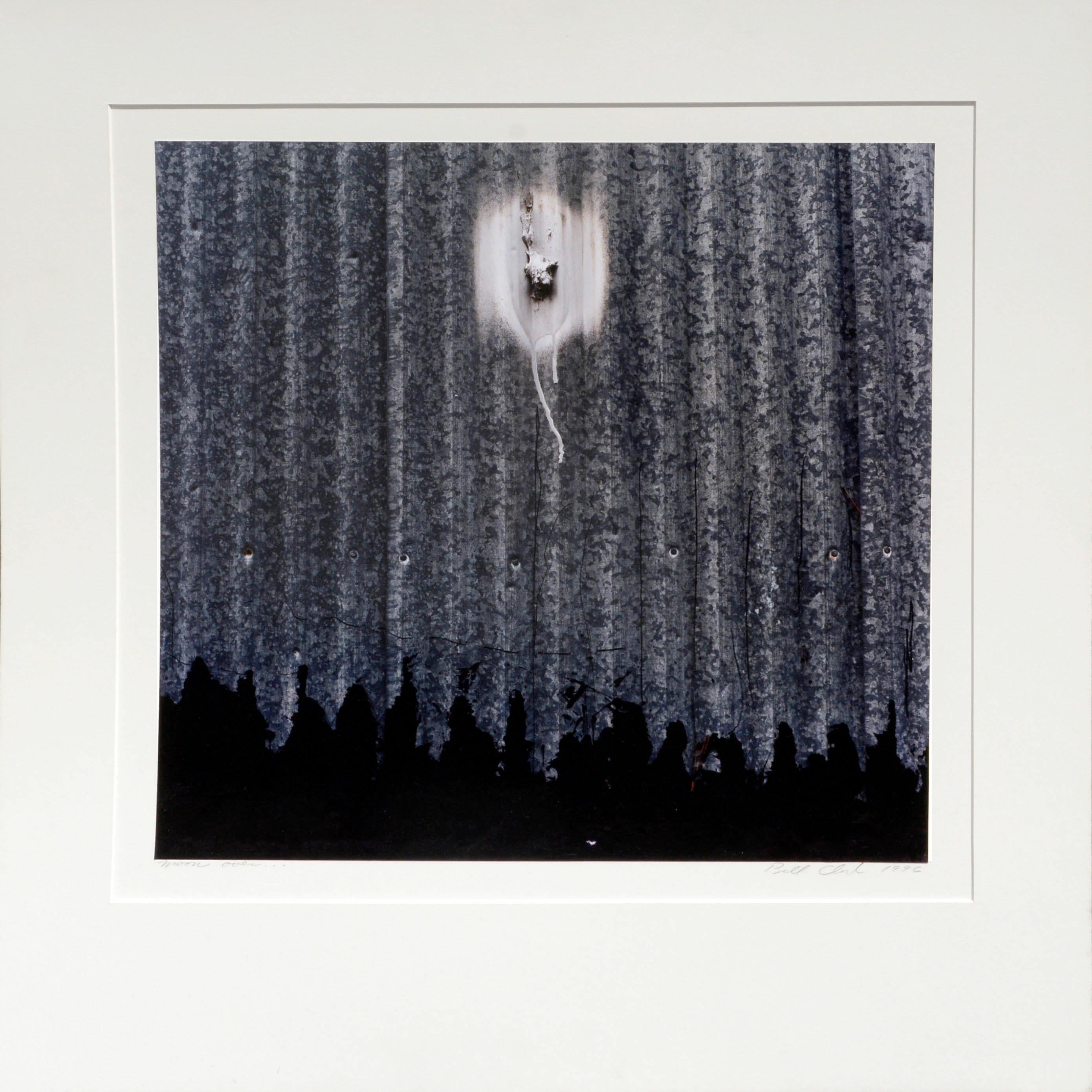 "Moon Over", une photographie abstraite en noir et blanc d'après Ansel Adams par Bill Clark (américain, 20e siècle). Signé "Bill Clark" et daté "1996" en bas à droite. Titré "Moon Over" en bas à gauche. Non encadré. Taille de l'image : 19.5 "H x