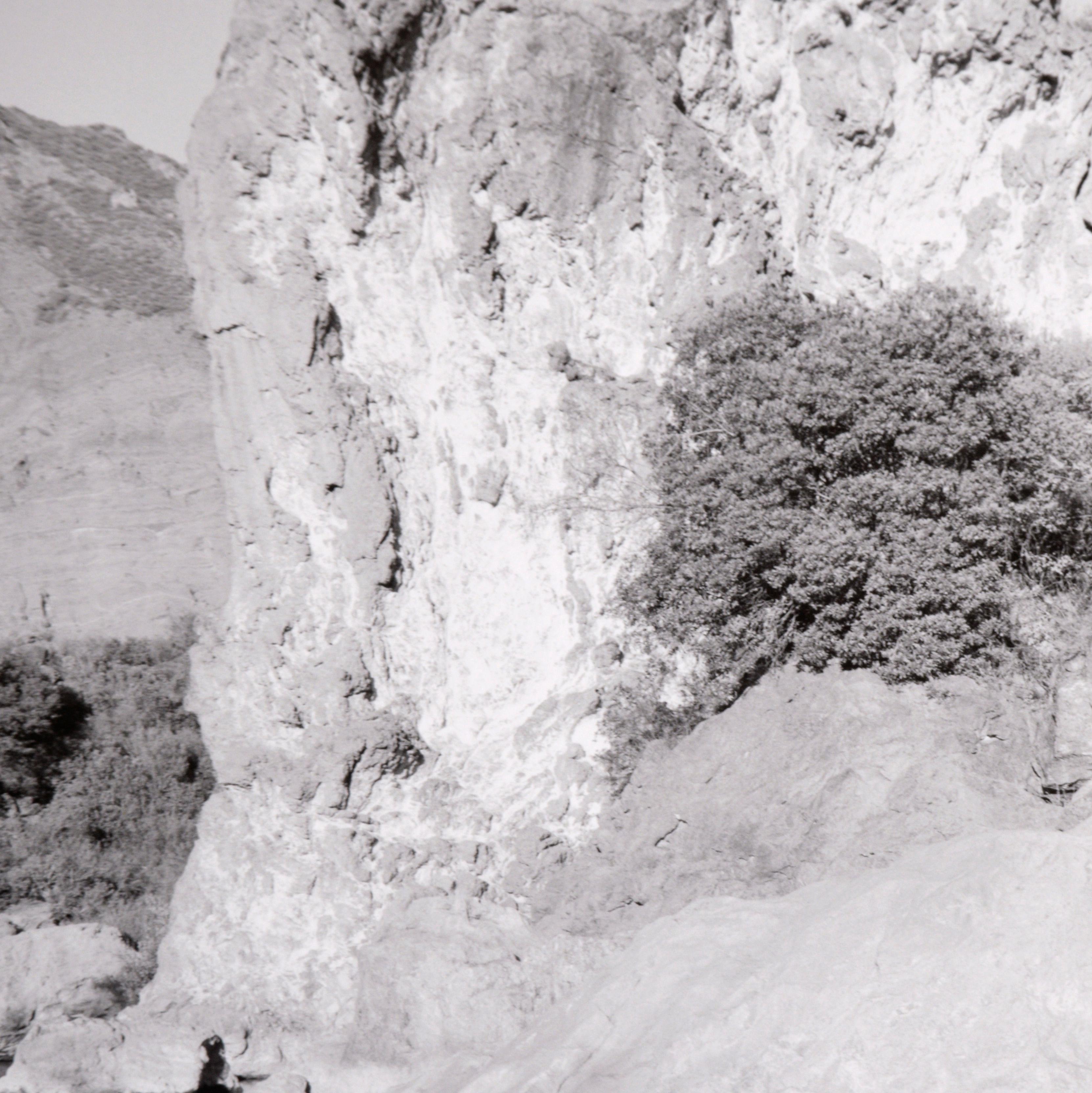 Bergsee - Schwarz-Weiß-Landschaftsfotografie

Gekonnte Schwarz-Weiß-Fotografie eines Bergsees von Bill Clark (Amerikaner, 20. Jahrhundert).  Dramatische Felsformationen haben einen See in den Bergen entstehen lassen. Der Abhang ist teilweise
