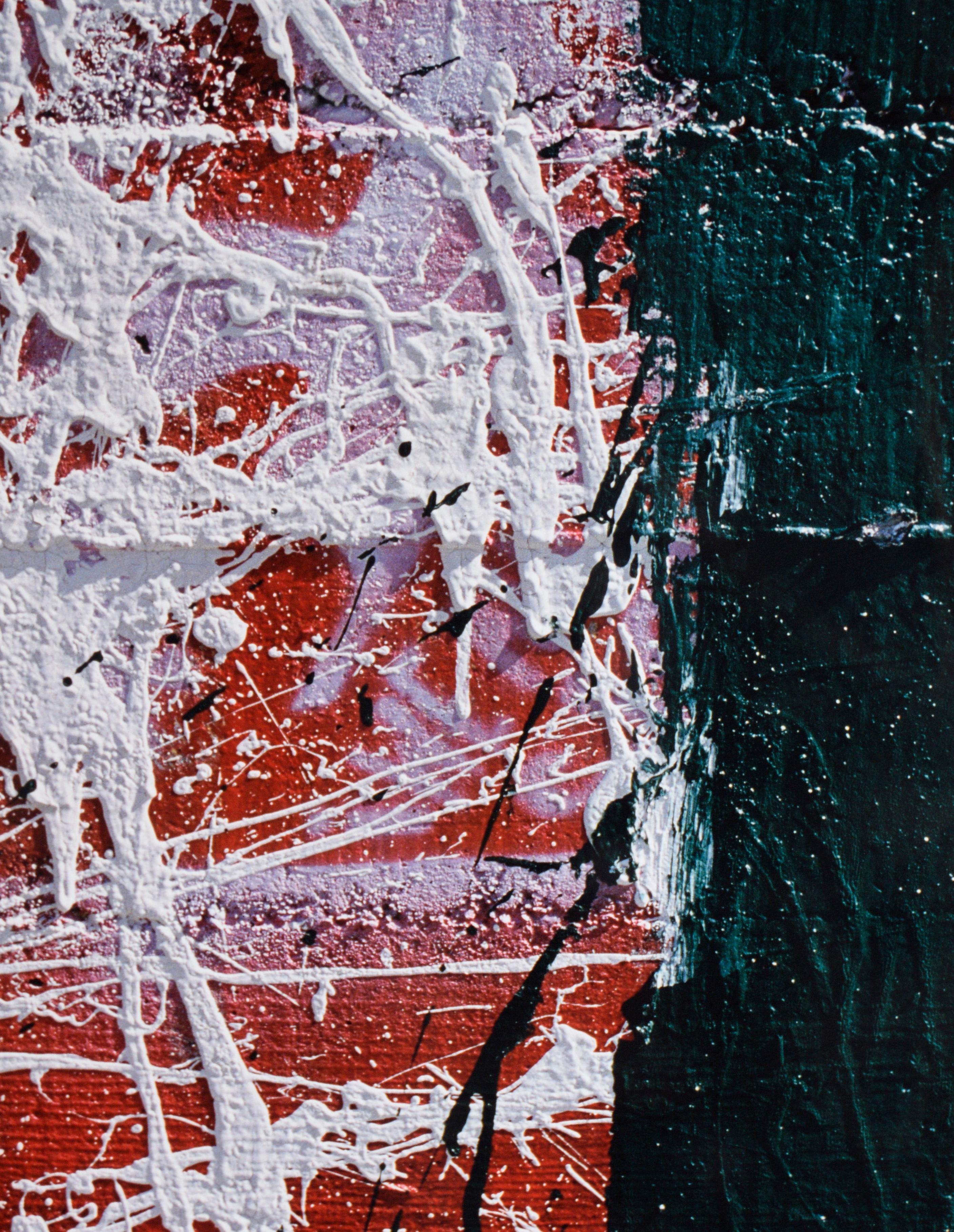 Weiße Farbspritzer - Großformatige Strukturfotografie

Detailliertes Makrofoto von Bill Clark (Amerikaner, 20. Jahrhundert). Clark hat ein Foto von stark bemaltem Beton gemacht, mit weißen und grünen Spritzern auf rotem Hintergrund. Die Nahaufnahme