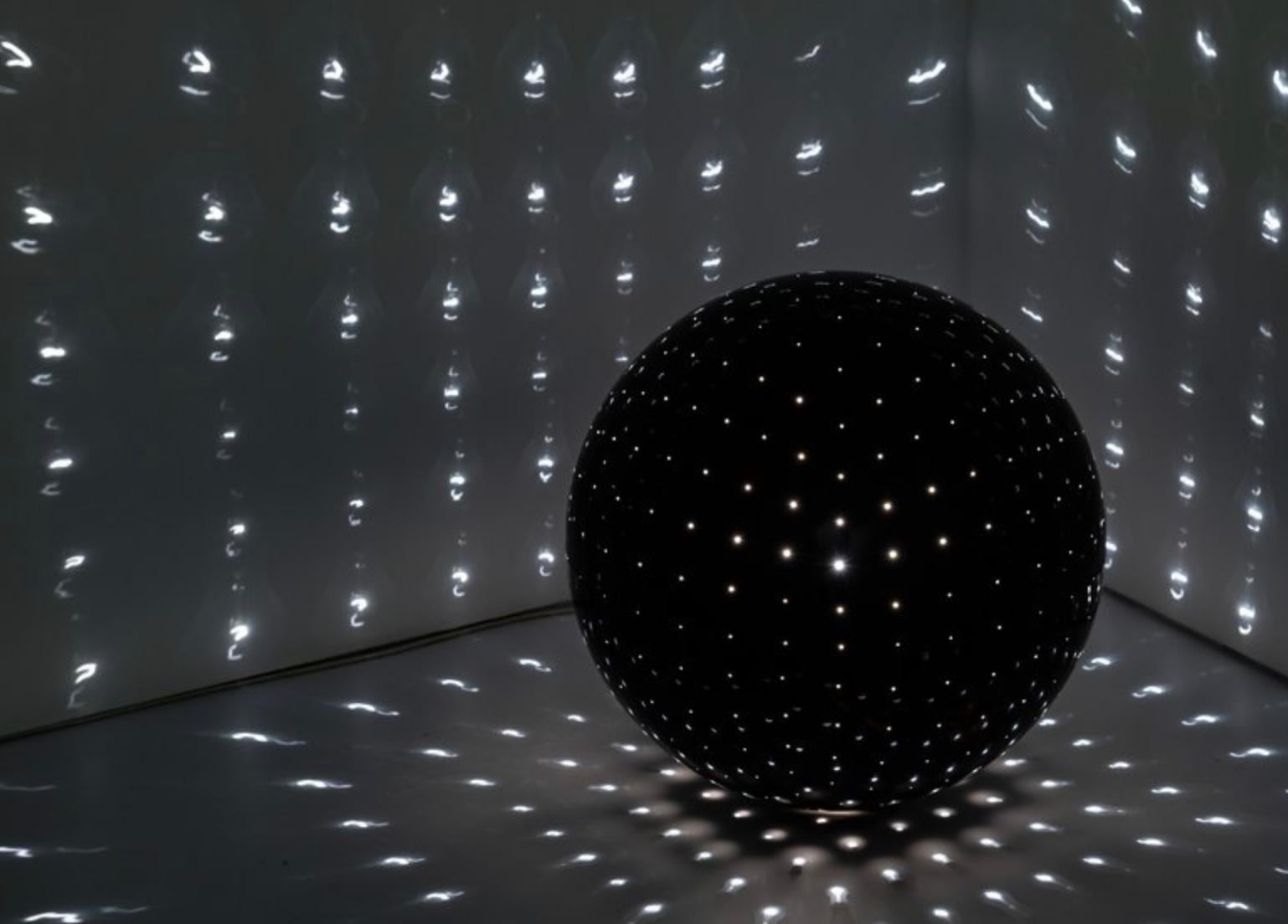 Bill Culbert (New Zealand, 1935-2019),
'Cubic Projections', 1968.
 
Exhibited by the Lisson Gallery, a plastic ball with pinholes all-over, radiating lights, this example from the original edition sold at the time of the exhibition.

Measure: