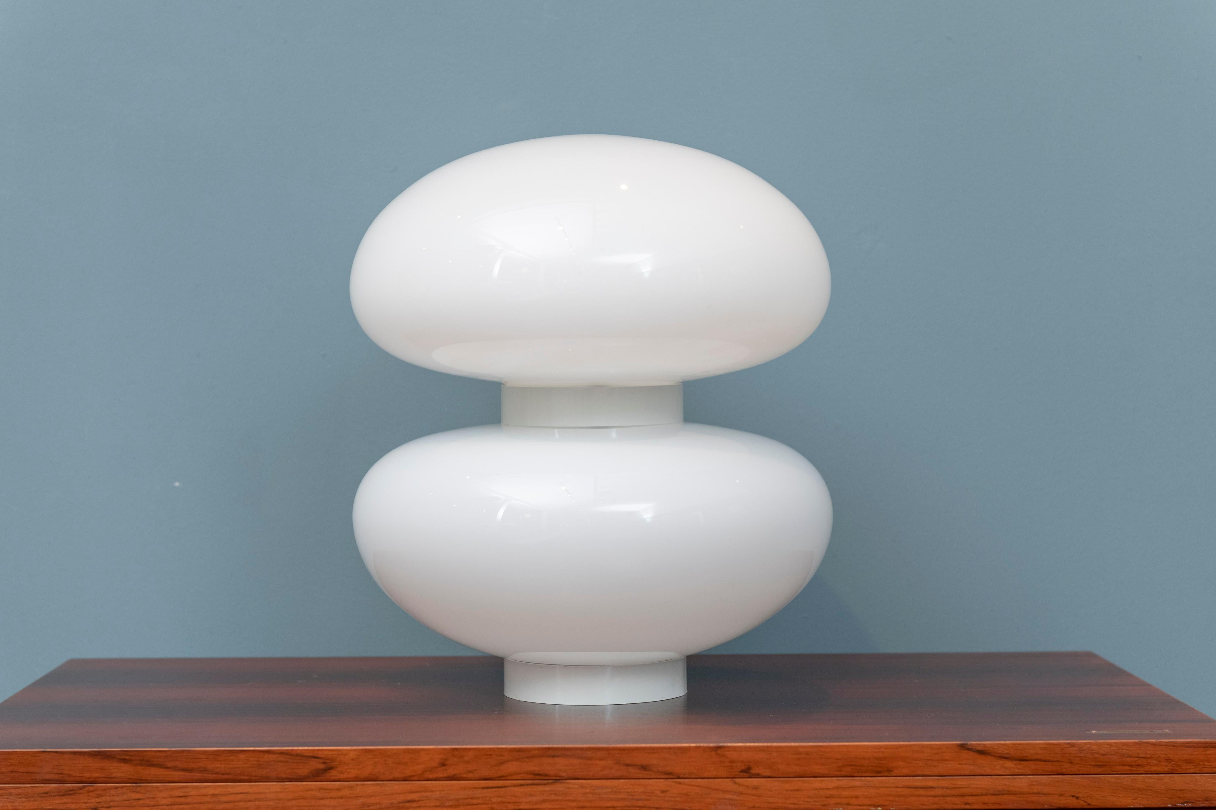 Bill Curry Design Line Tischleuchte, bestehend aus zwei Glaskugeln, die von zwei kreisförmigen Ringen getragen werden, von denen einer als Sockel dient und der andere die doppelte Porzellanfassung mit zwei Fassungen hält, beschriftet.

William
