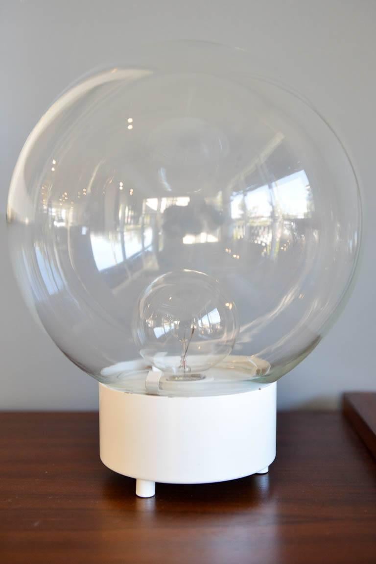 Bill Curry for Design Line Globe table lamp, circa 1965. Original glass globe and wiring. Very good condition, slight wear on edge of enameled base as shown.

Measures: 12