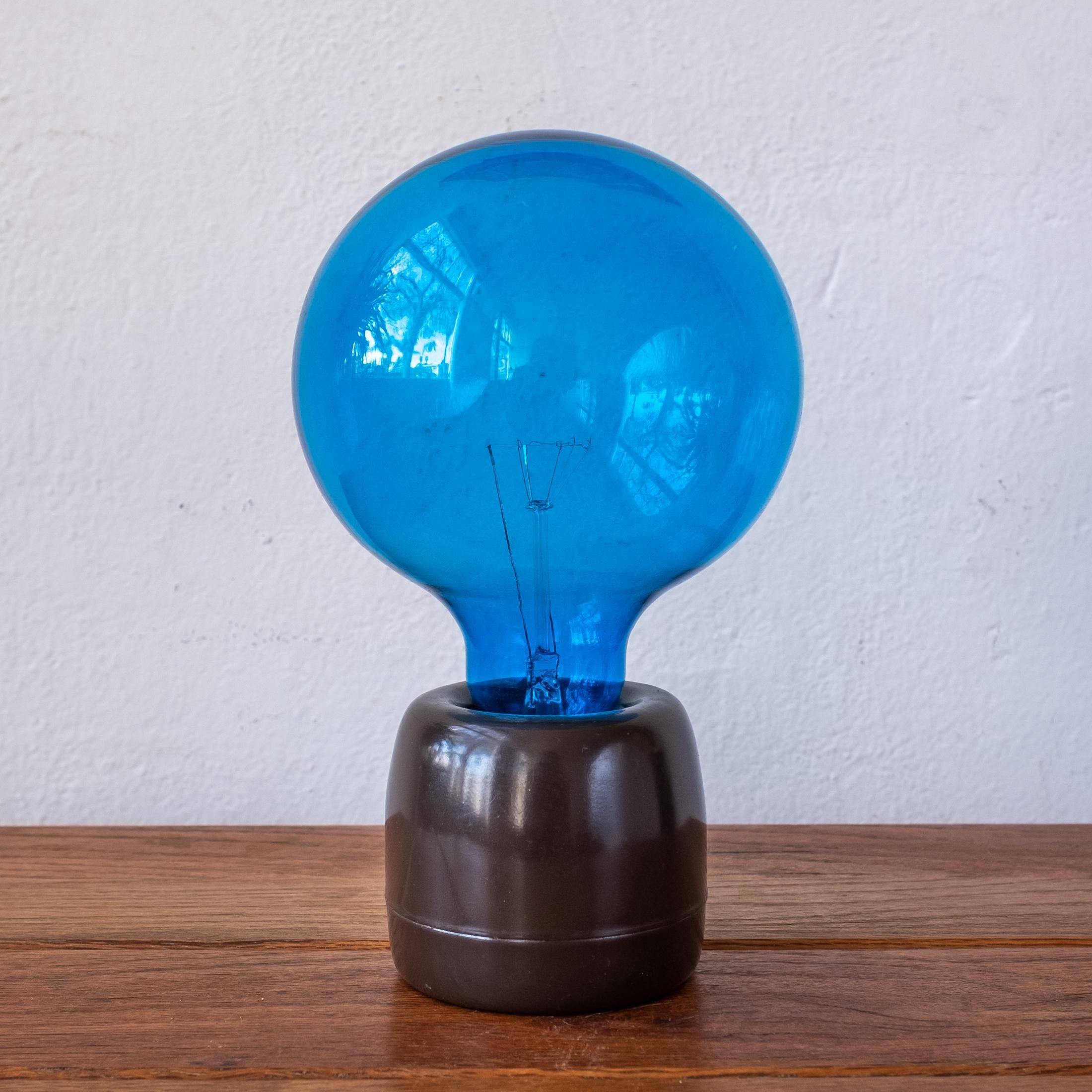 Minimalistisch-poppige Luvlite-Lampe von Bill Curry für sein Unternehmen Design Line. Entworfen und hergestellt in El Segundo, CA in den 1960er Jahren. Wird mit einer neuen alten Glühbirne in der Originalverpackung geliefert. 

Bill Currys