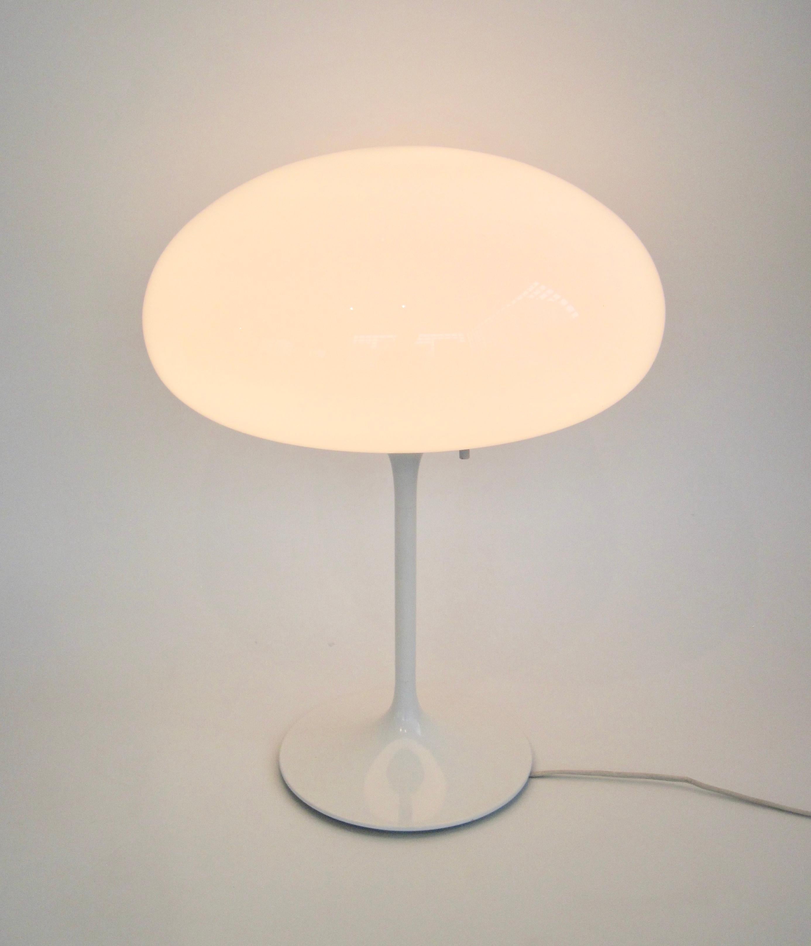 Zwei Lampen verfügbar. Stemlite-Tischleuchte mit Pilzkopf, entworfen von Bill Curry für Design Line, weiß emailliert, mit diskretem, vertikalem Schalter und dreifachem Sockel. Eine mundgeblasene Glaskugel sitzt auf dem Sockel und vervollständigt das