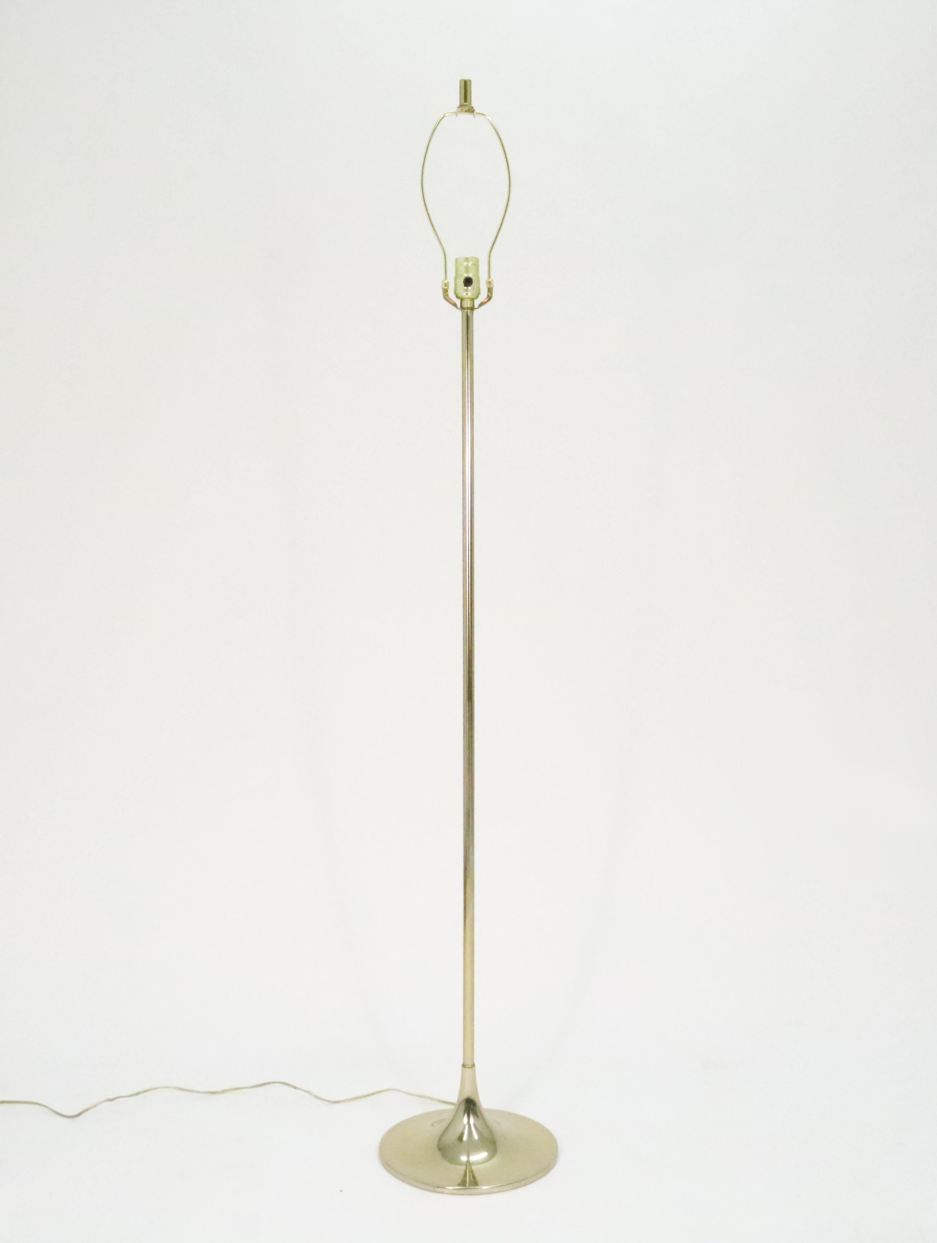 Un élégant lampadaire avec une base tulipe classique par Bill Curry pour Laruel Lamp Company.

Chrome doré avec un abat-jour en lin blanc Fenchel 18