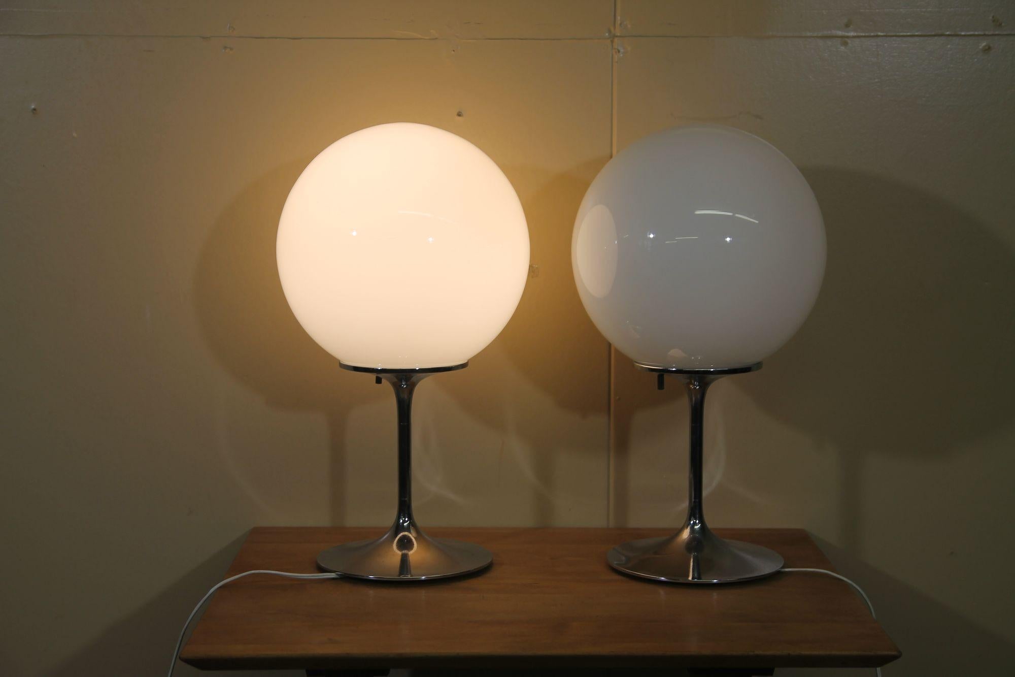 Nous avons le plaisir de vous proposer cette superbe paire de lampes de table de Bill Curry pour Design/One. Les lampes chromées sont plus rares que les autres couleurs proposées. En bon état vintage.