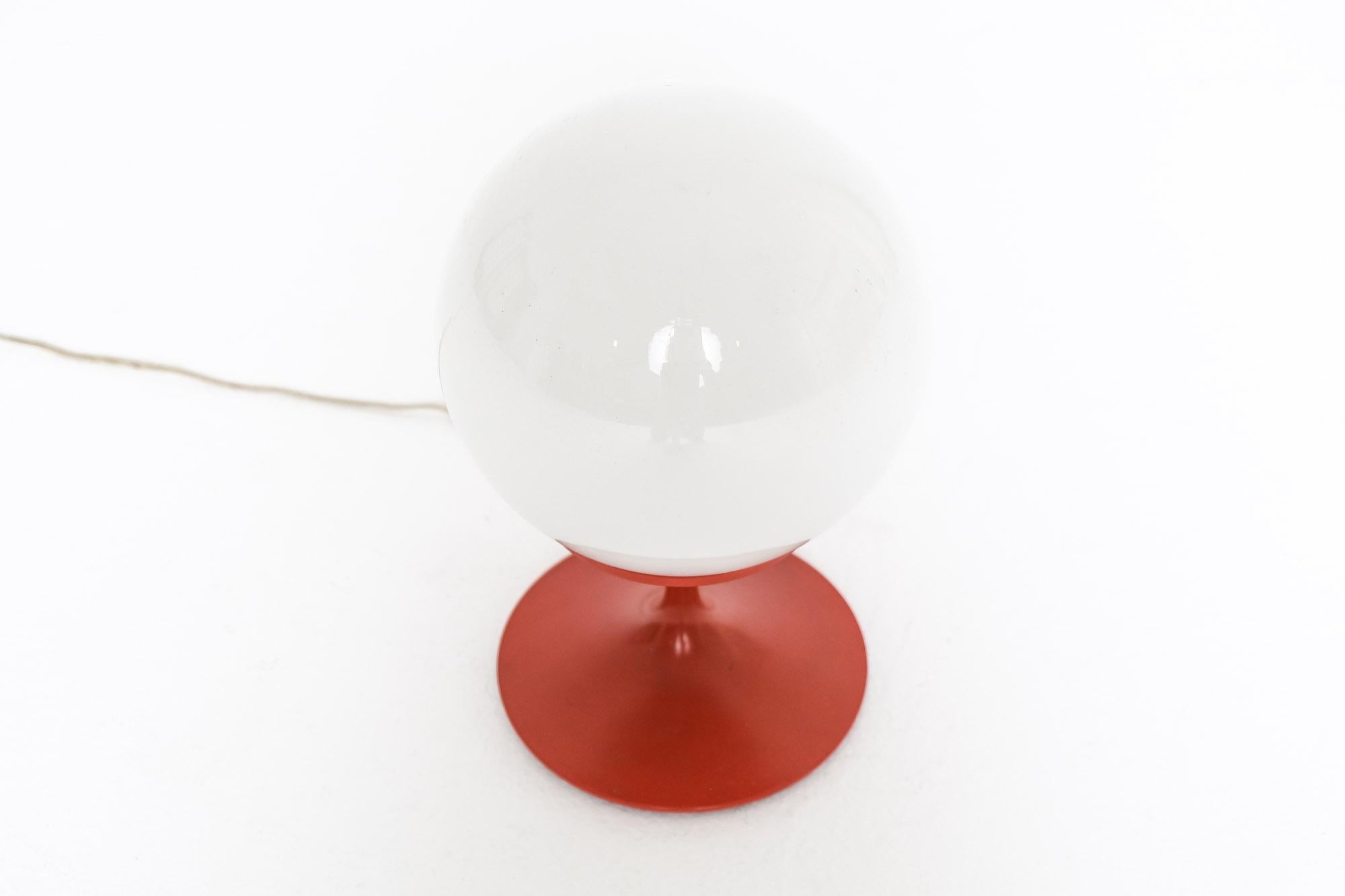 Bill Curry ‘Stemlite’ Table Lamp in Red for Design Line, USA, 1960’s In Good Condition For Sale In Los Angeles, CA