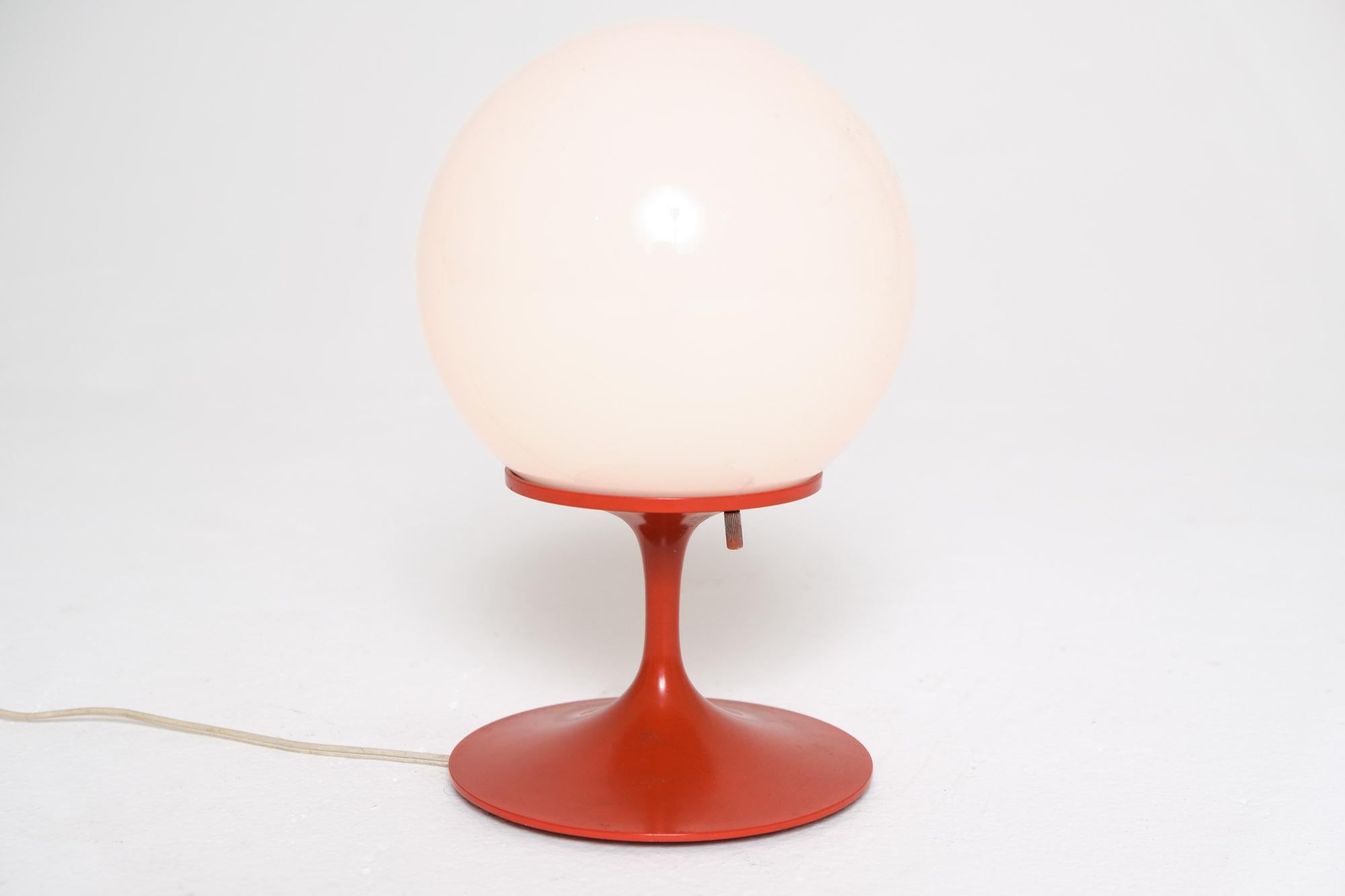 Mid-20th Century Bill Curry ‘Stemlite’ Table Lamp in Red for Design Line, USA, 1960’s For Sale