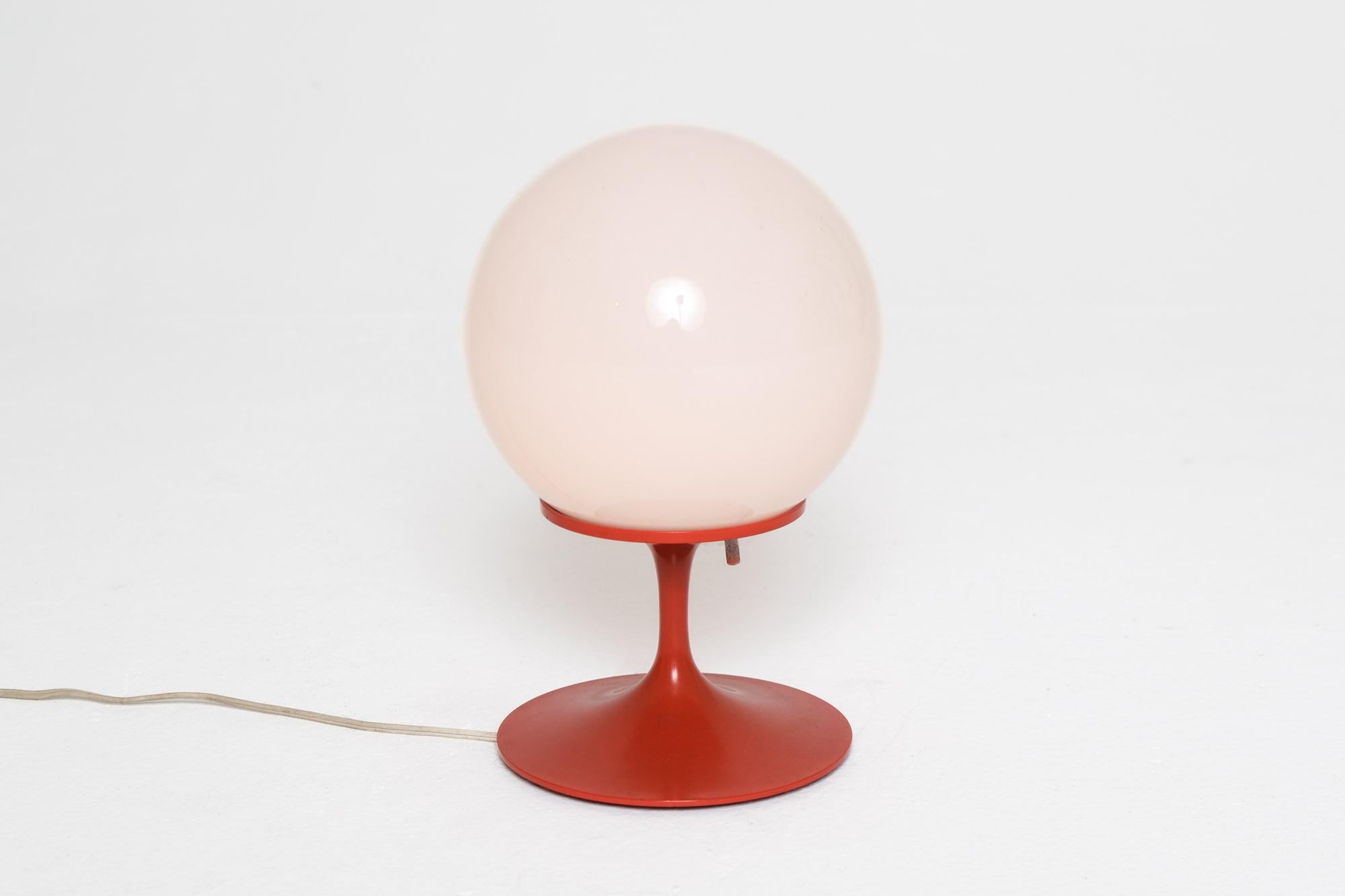 Metal Bill Curry ‘Stemlite’ Table Lamp in Red for Design Line, USA, 1960’s For Sale