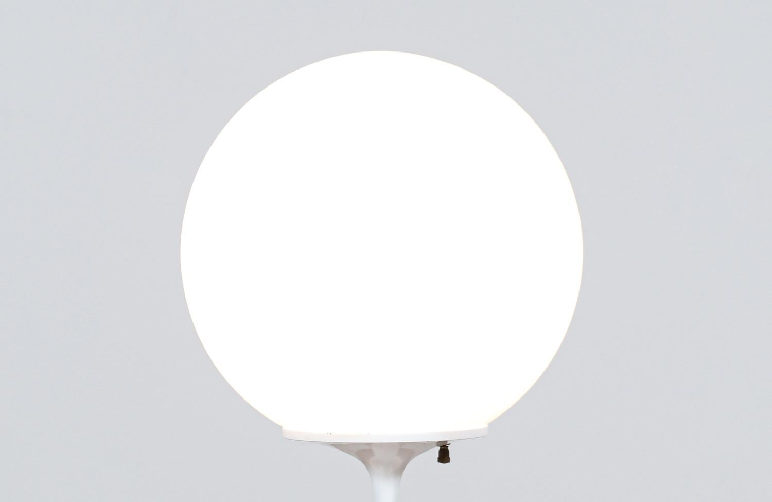 Bill Curry „Stemlite“ Weiße Tulpen-Tischlampe „Stemlite“ für Design Line (Moderne der Mitte des Jahrhunderts) im Angebot