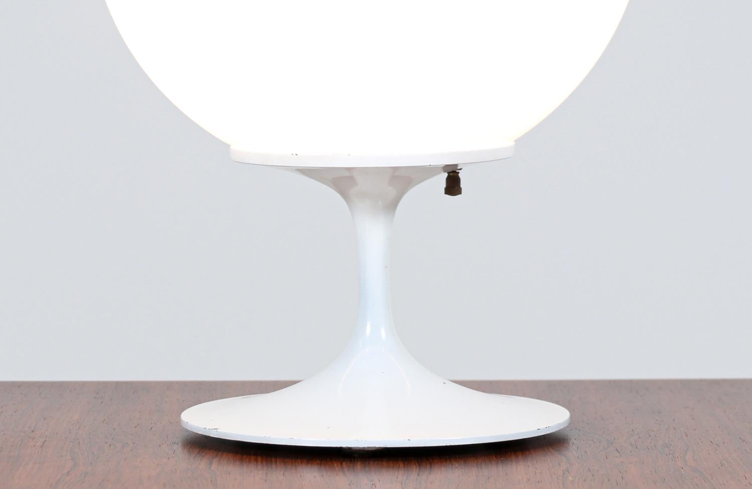 Bill Curry „Stemlite“ Weiße Tulpen-Tischlampe „Stemlite“ für Design Line (amerikanisch) im Angebot