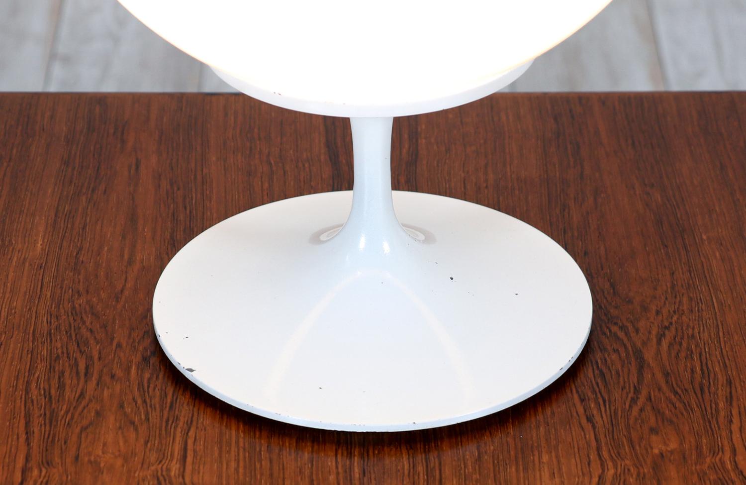 Bill Curry „Stemlite“ Weiße Tulpen-Tischlampe „Stemlite“ für Design Line im Zustand „Hervorragend“ im Angebot in Los Angeles, CA