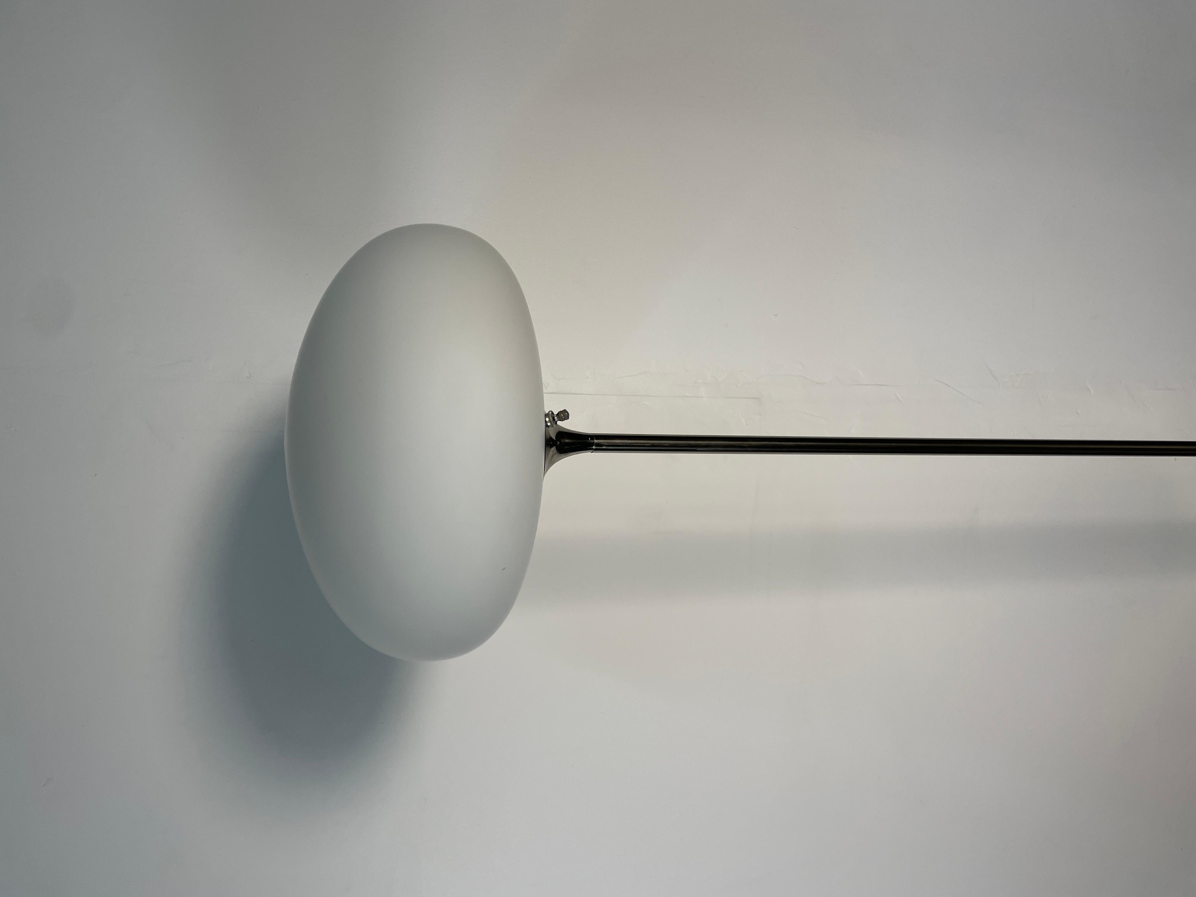 Bill Curry Style Floor Lamp in a chrome finish with white frosted mushroom shade. The Stemlite (1962) was the first ‘total look’ lamp, a pioneering new typology conceived by American Designer Bill Curry, which replaced the traditional