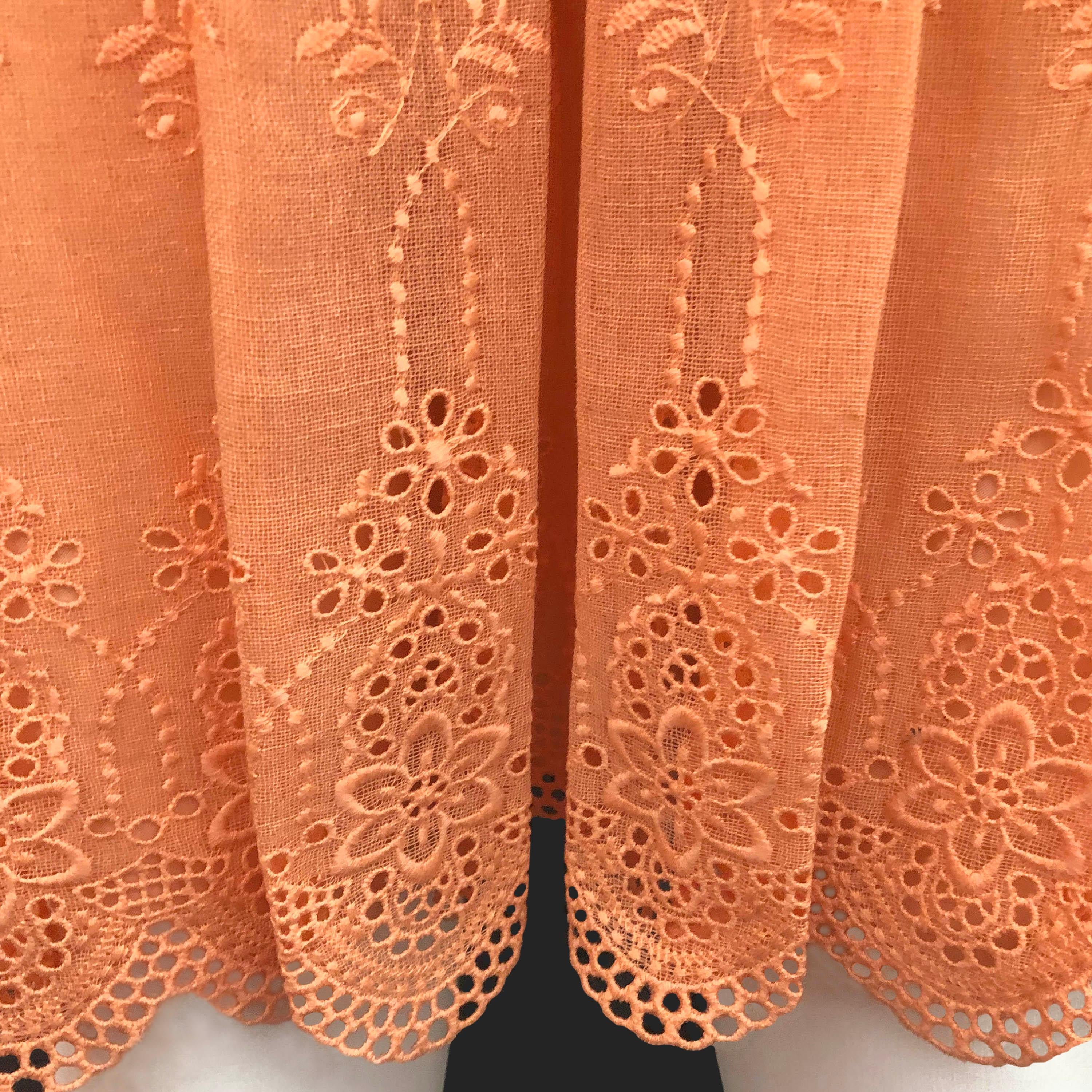 Dettagli prodotto: Bill Gibb - Raro Vintage anni '70 - Abito in broderie anglaise - Fronte trasversale, spalline e cravatta - Motivo frontale e posteriore - Interamente foderato - Spacco laterale
Epoca: Raro Vintage degli anni '1970
Label: Bill