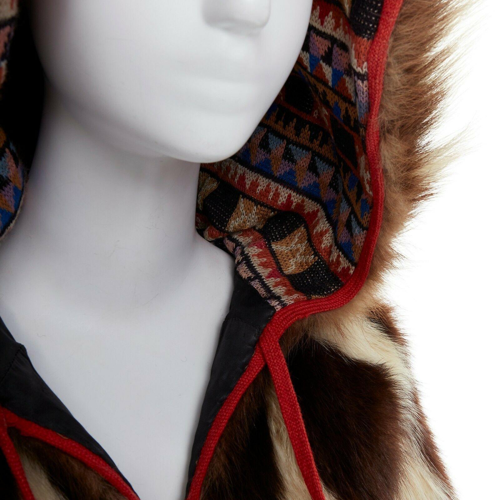 BILL GIBB PHILIP HOCKLEY brown genuine fur ethnic embroidery hooded jacket S

BILL GIBB FOR PHILIP HOCKLEY LONDON
PART OF THE V&A MUSEUM PERMANENT COLLECTION
Brown and cream genuine fur outer. Geometric ethnic knitted hood lining. Red drawstrings