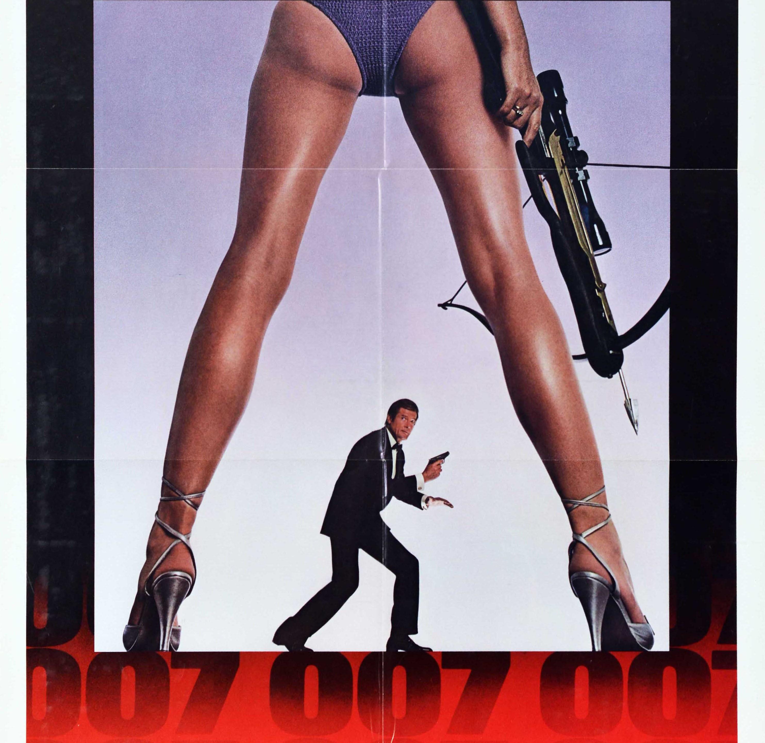 Poster cinematografico originale d'epoca per il film 007 Solo per i tuoi occhi con Roger Moore, Carole Bouquet e Chaim Topol - Nessuno si avvicina a James Bond 007 - con un'immagine di James Bond in giacca e cravatta che impugna un fucile a pompa