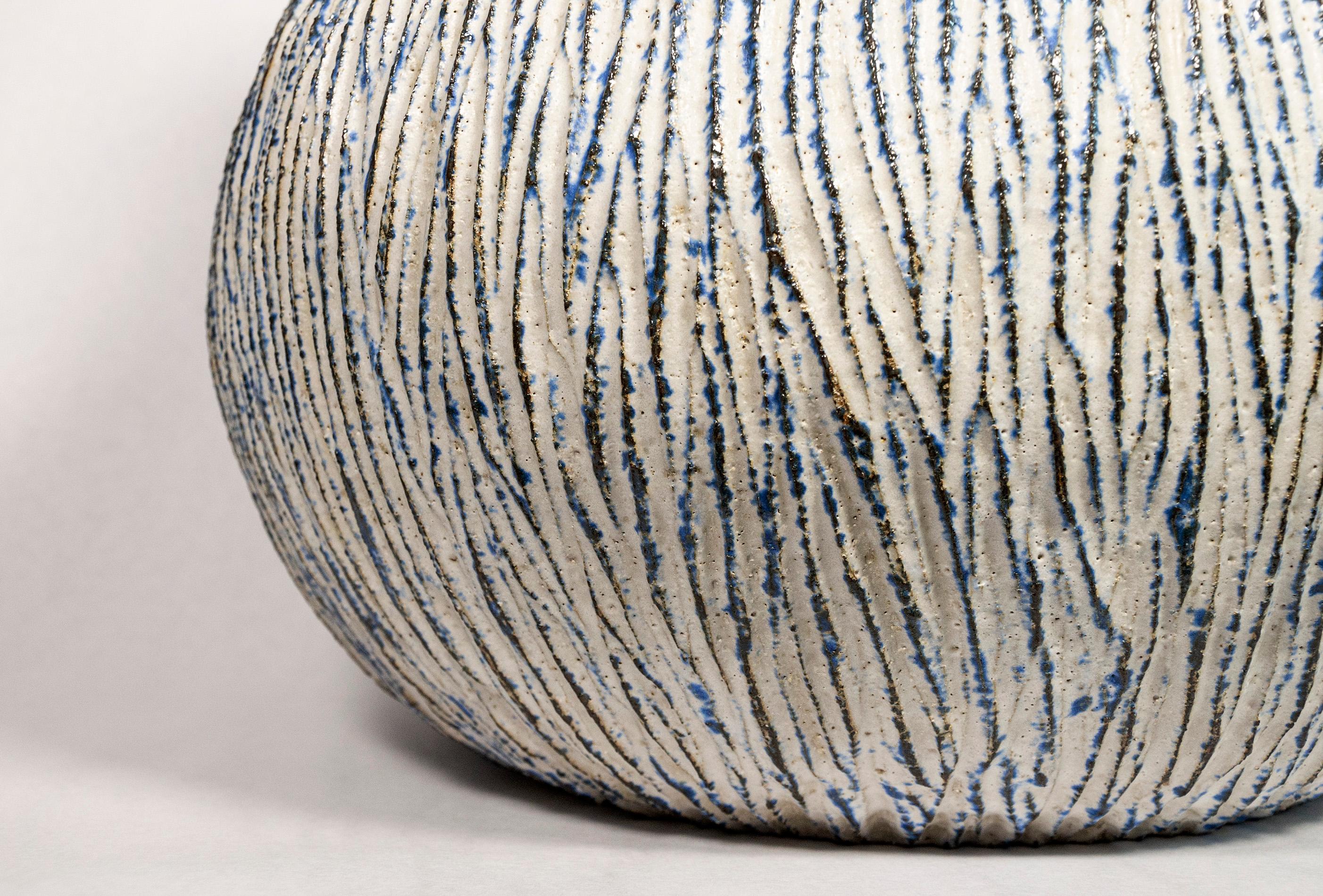 Kobalt-weiße, extragroße, strukturierte Keramikgefäß-Skulptur der Haptic Series im Angebot 1