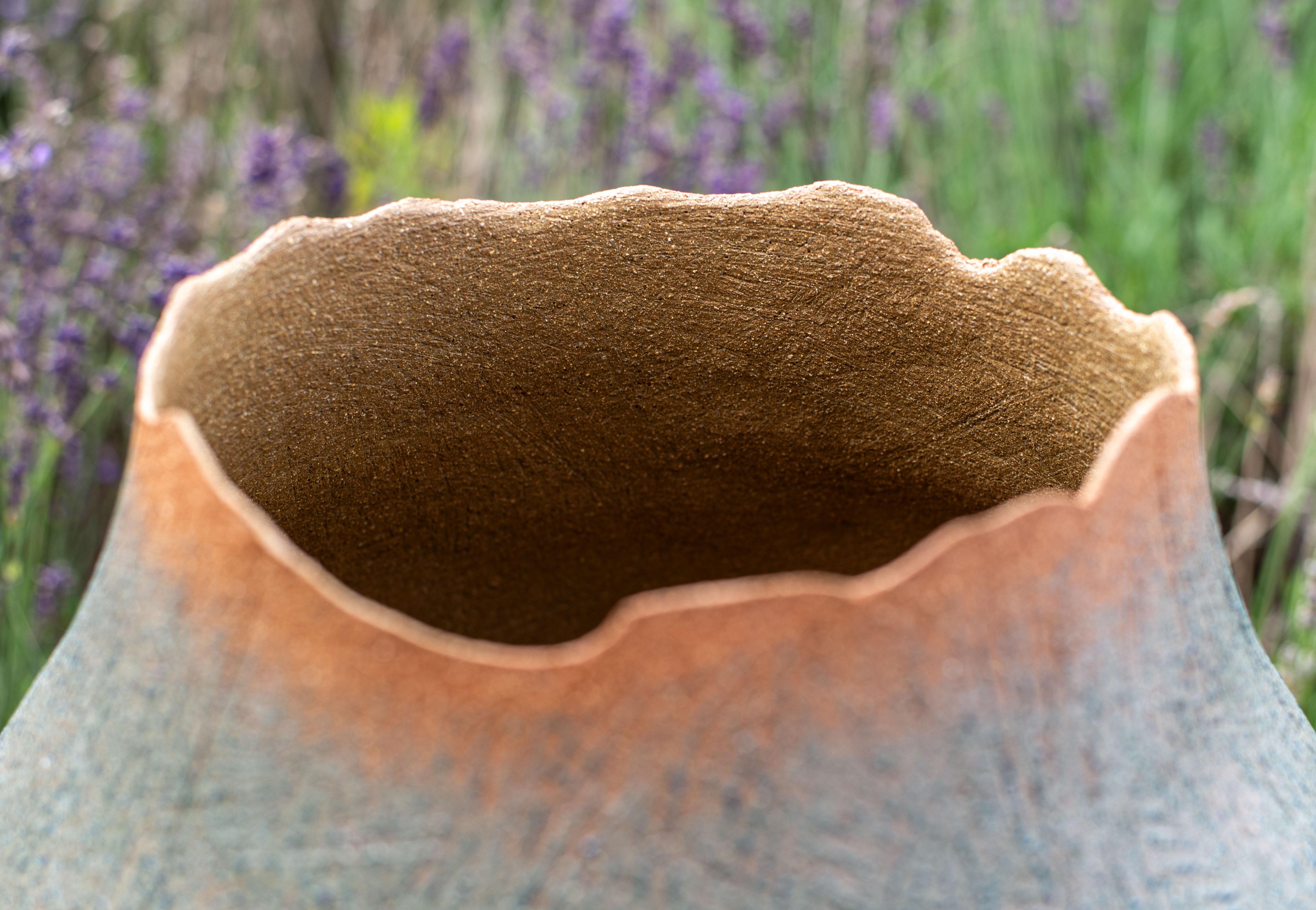 Gran Vasija de Exterior nº 2 - escultura esmaltada, de exterior, de cerámica, serpiente y vasija en venta 3