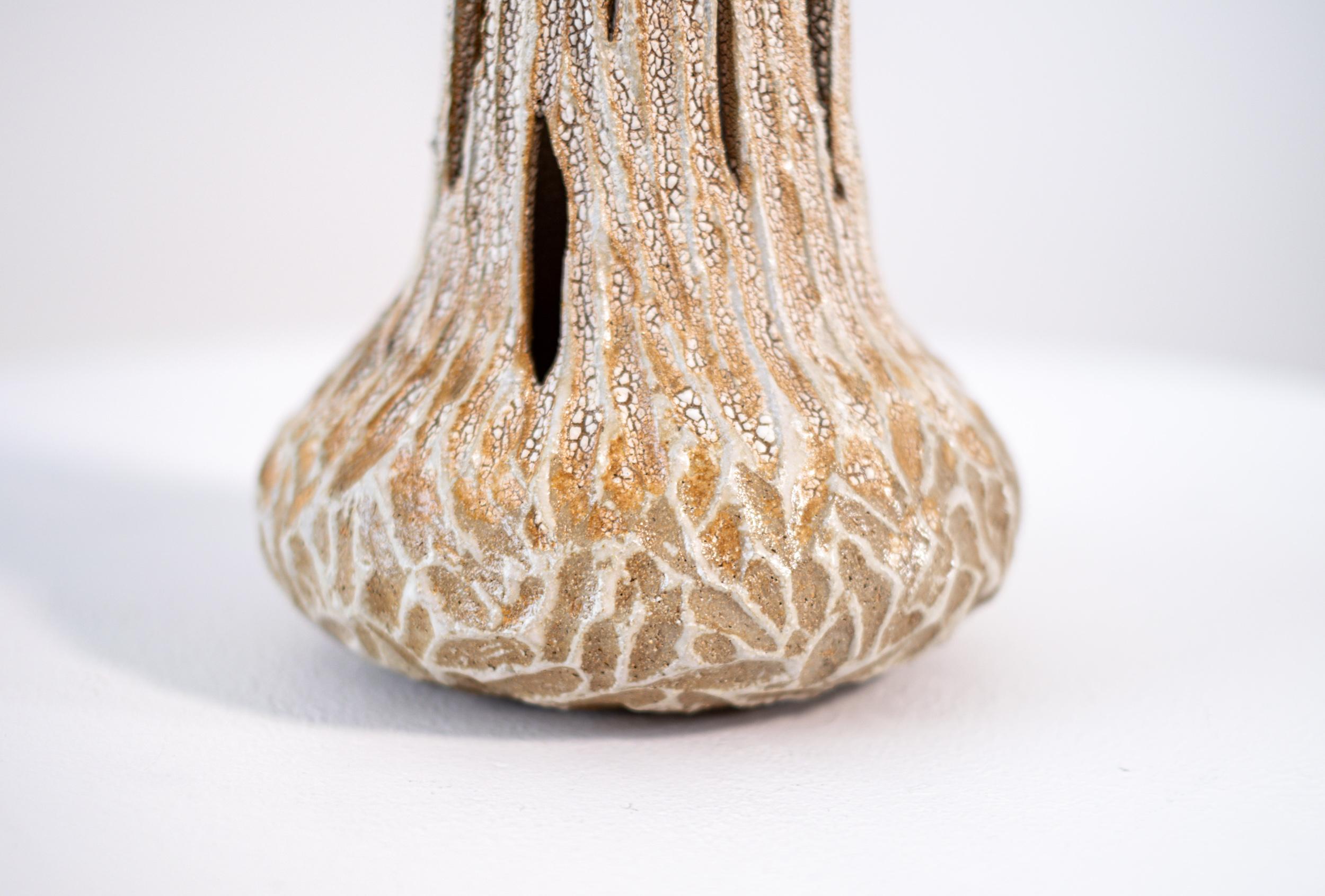 Ce vase contemporain fait main de couleur neutre a été inspiré par la nature.

Les œuvres céramiques éclectiques de Bill Greaves sont admirées et collectionnées tant au Canada qu'aux États-Unis. L'artiste canadien crée des pièces uniques à partir