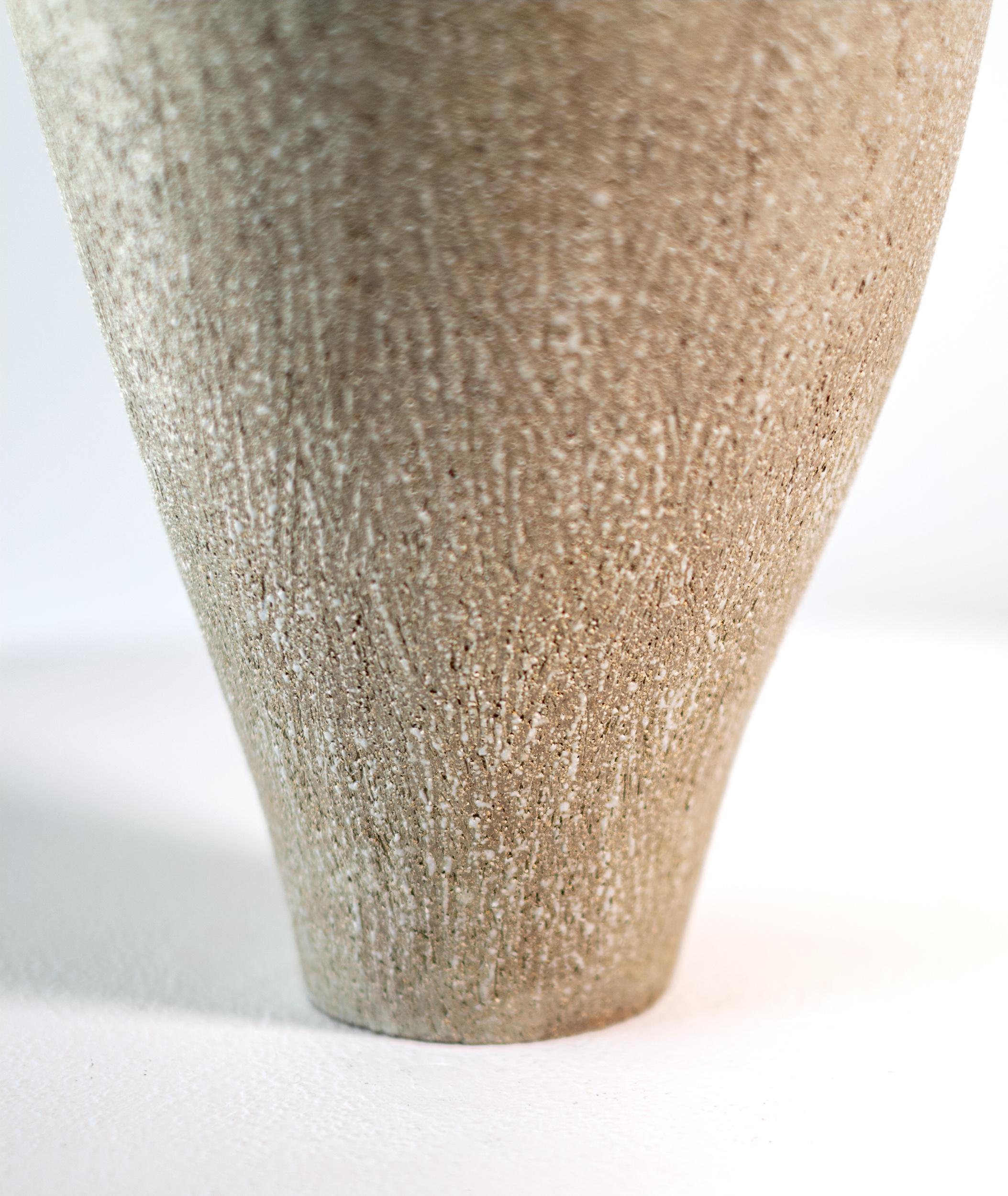 Dieses einzigartige hohe Keramikgefäß ist handgefertigt.

Bill Greaves entwirft hübsche zeitgenössische Keramik, die von den Farben, Formen und Strukturen der Natur inspiriert ist. Der kanadische Keramiker wickelt seine eklektischen Gefäße von Hand