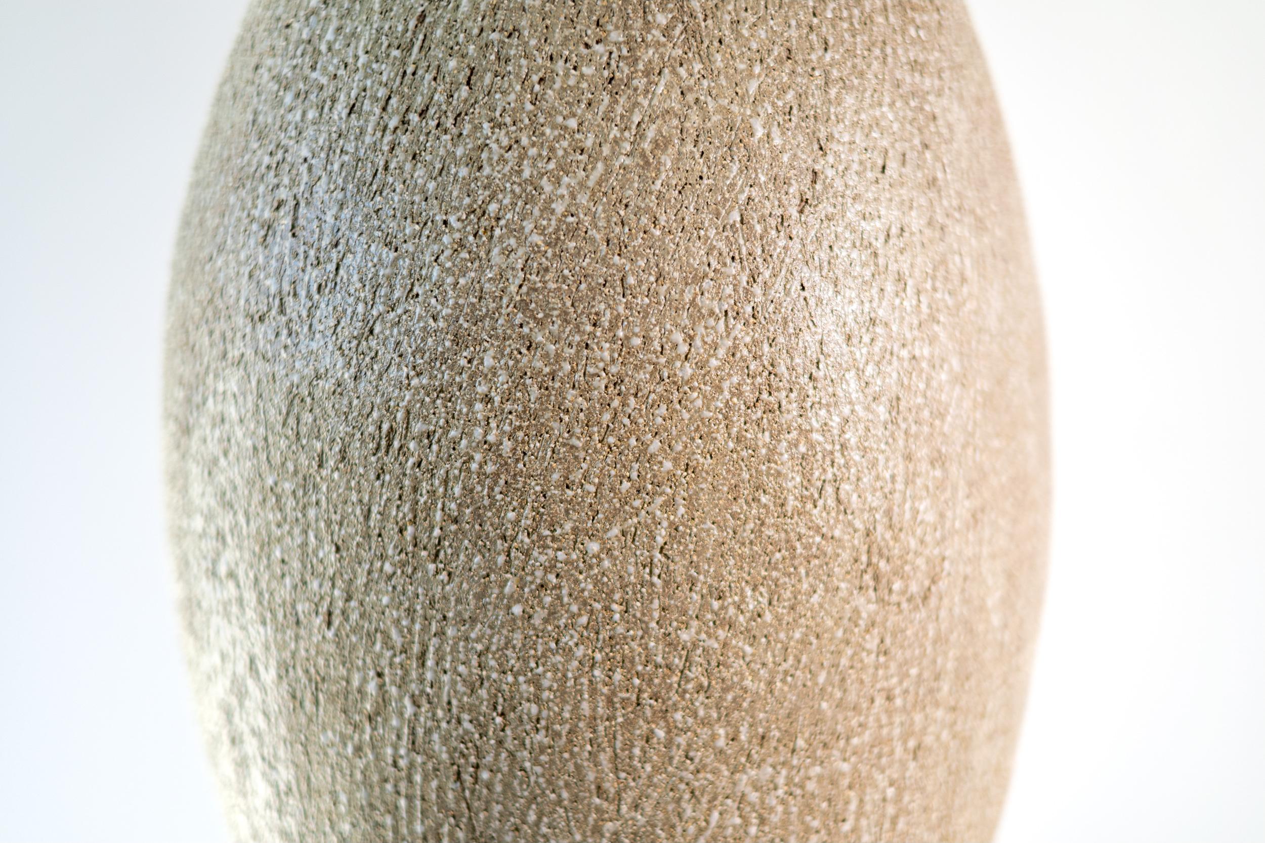 Tall Haptic Vessel (Scraped) - abstrakt, glasiert, Gefäß, Keramikskulptur im Angebot 1