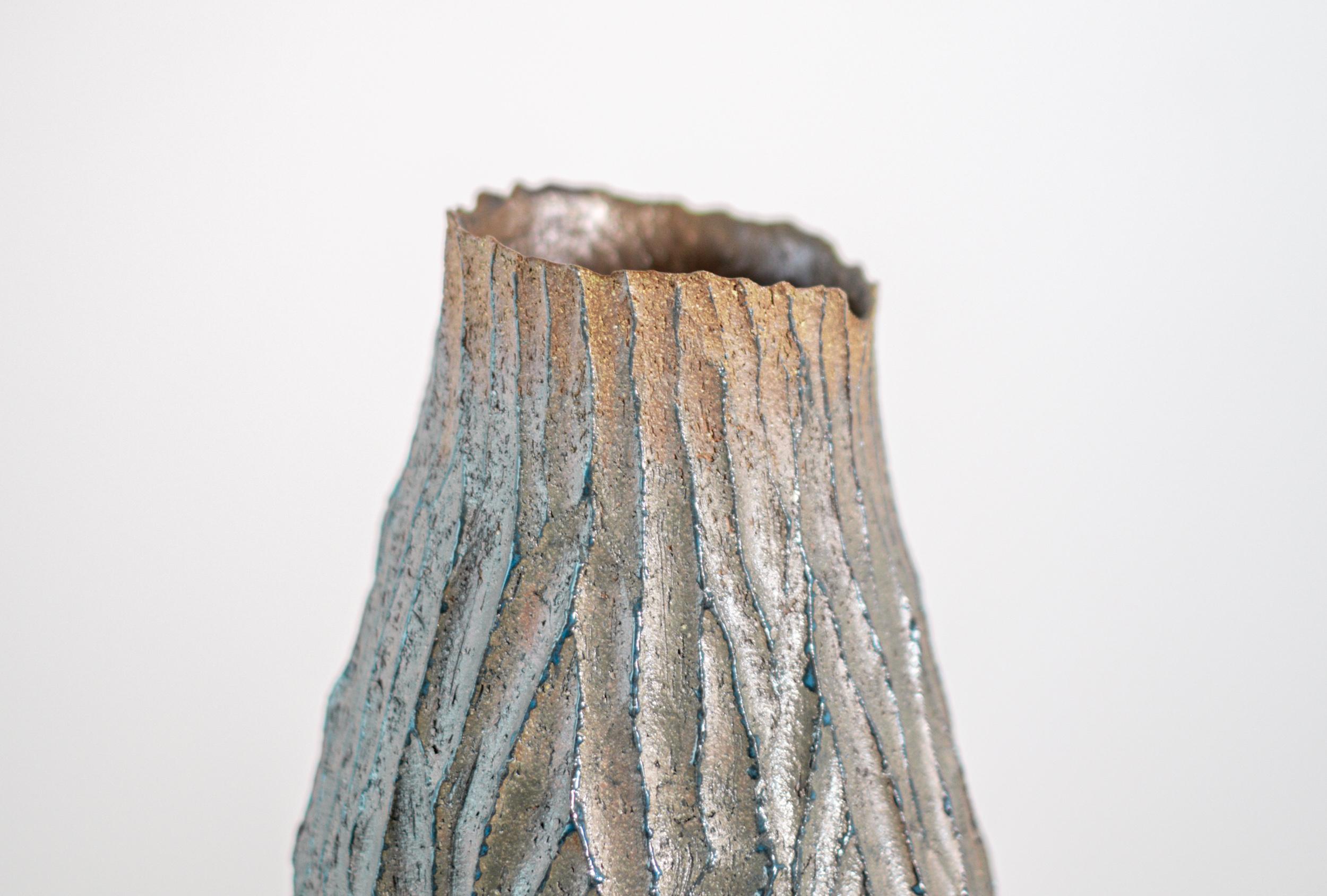 Tall Haptic Vessel V (Carved) Moss - sculpture abstraite en céramique émaillée en vente 2