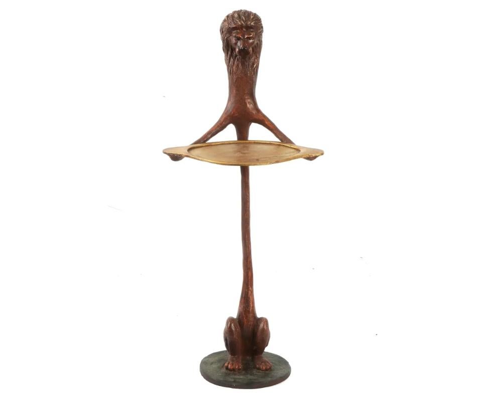 Bill Huebbe, dal 1929 al 2013, una scultura composita realizzata nel 1991, raffigura un leone con un collo esageratamente lungo che tiene in mano un vassoio. Questa statua ha un duplice scopo: può essere utilizzata come portacarte, aggiungendo