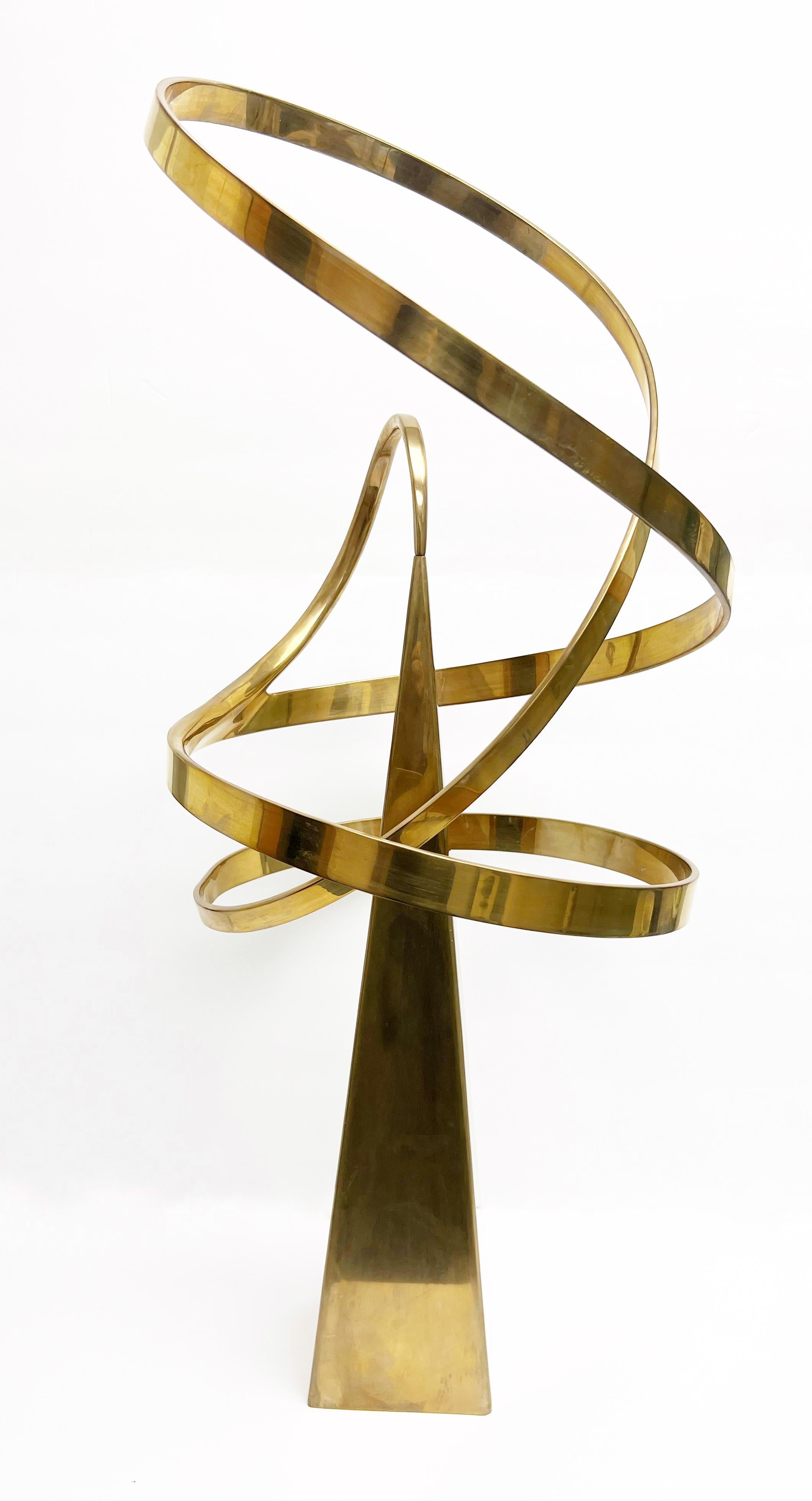 Una scultura astratta cinetica in bronzo di Bill Keating. 

Bill Keating, nato nel 1932, è uno scultore americano famoso per le sue sculture astratte, geometriche e cinetiche. Le sue opere sono spesso caratterizzate da forme dinamiche che