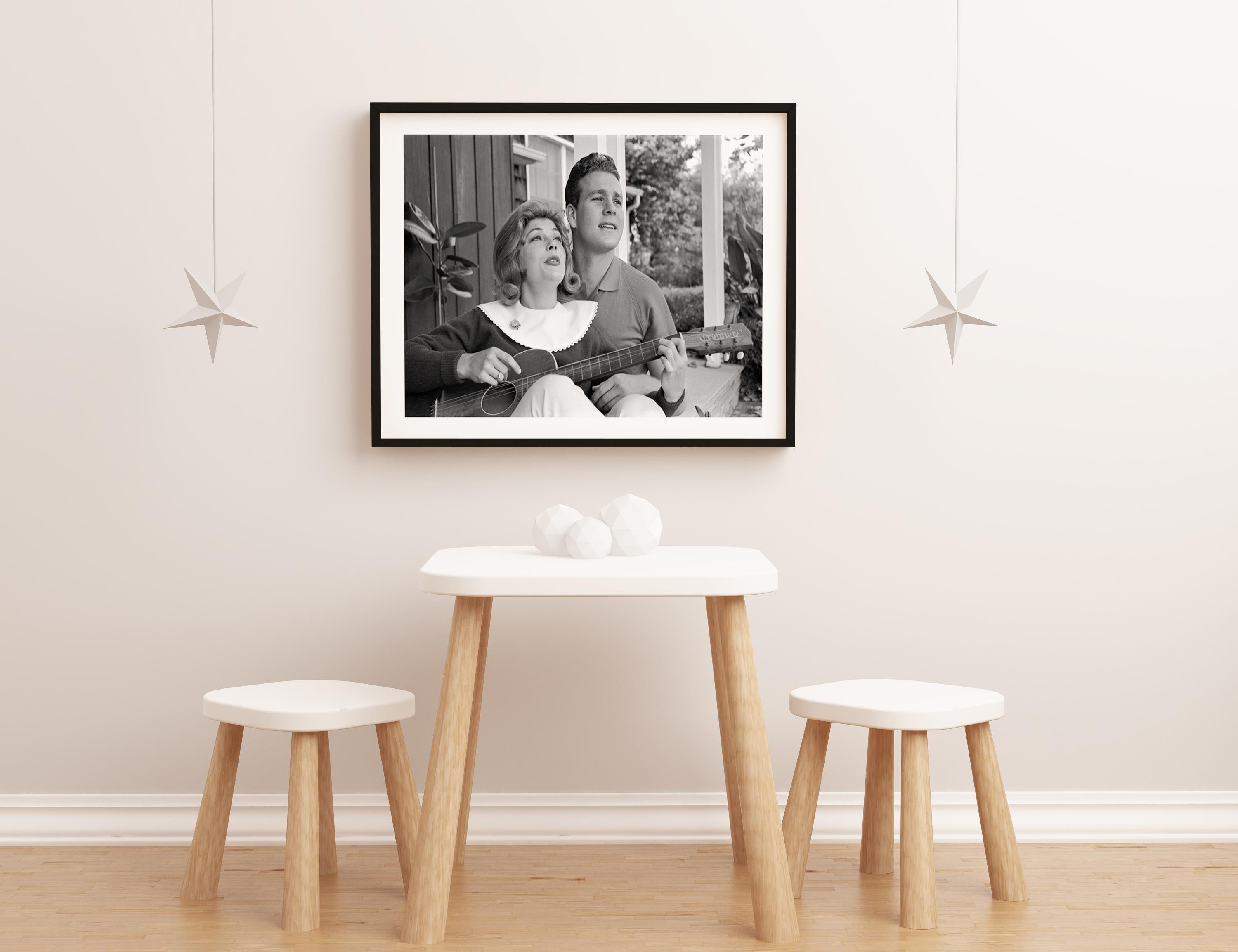 Ryan O'Neal and Joanna Moore Playing Guitar at Home Fine Art Print - Gray Portrait Photograph by Bill Kobrin