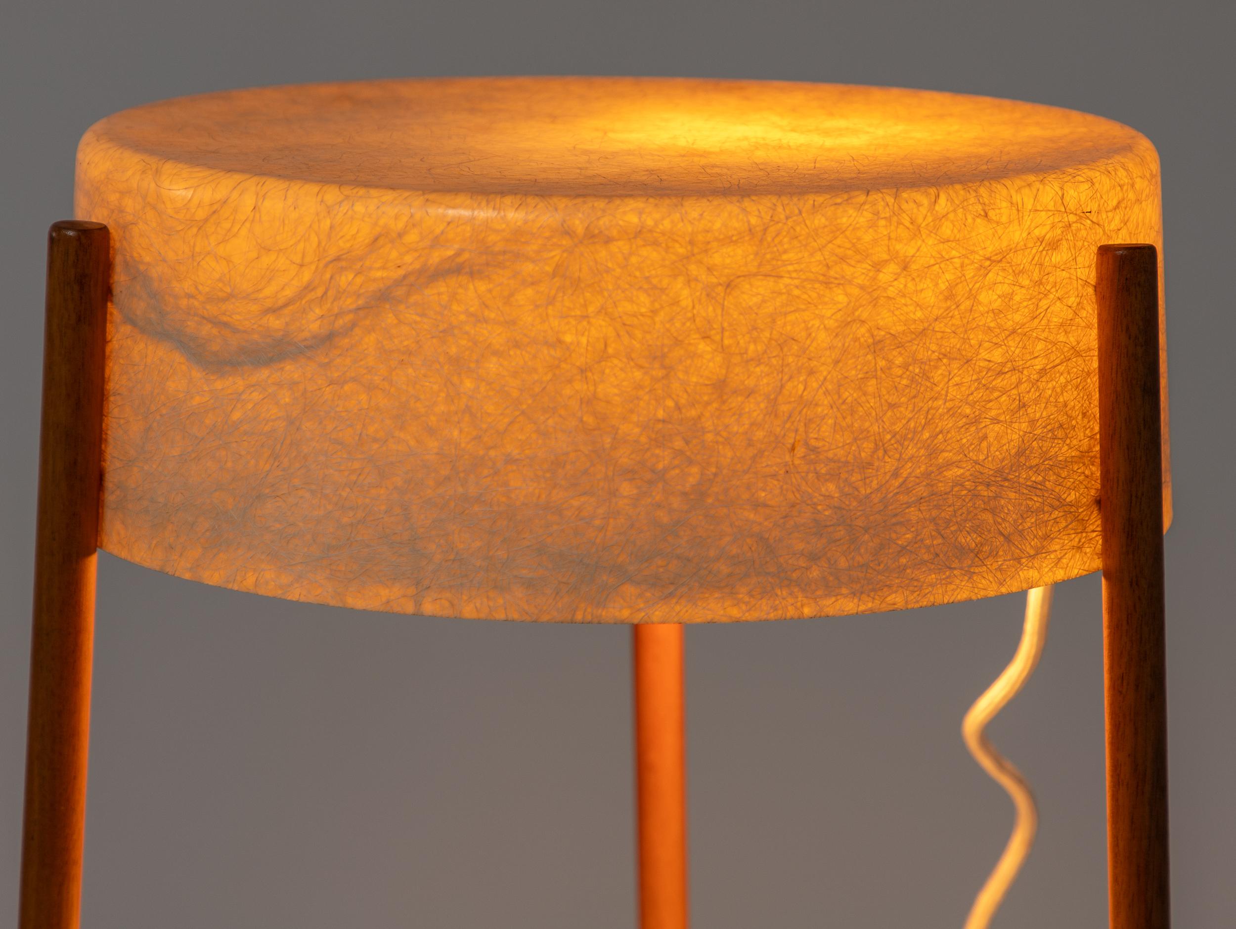 Lampe en fibre de verre Bill Lam, modèle LL-130, table lumineuse en vente 2