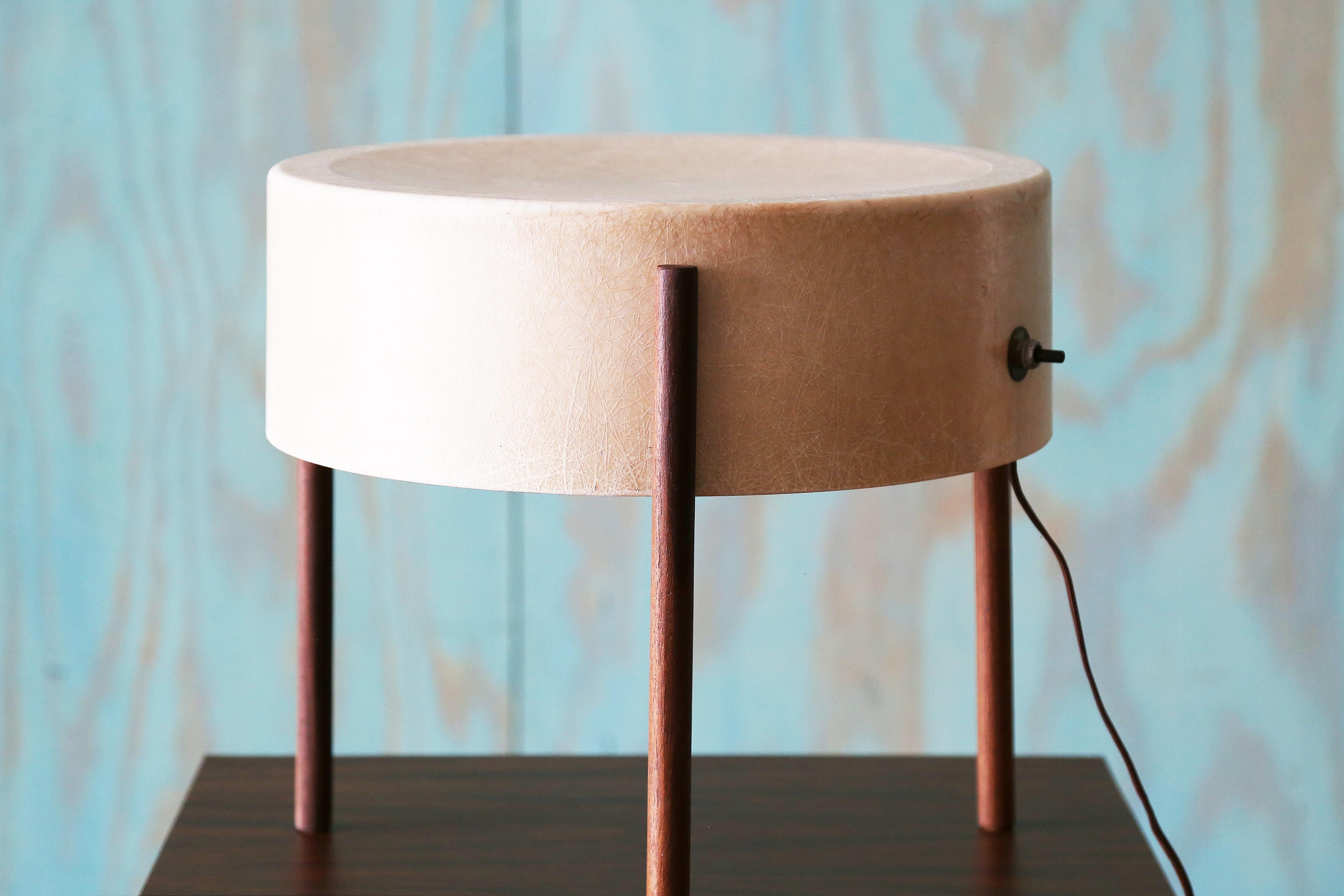 Una rarissima lampada da tavolo disegnata da Bill Lam, composta da tre gambe in noce massiccio e un paralume in fibra di vetro.  Design moderno californiano di metà secolo, questa lampada si abbina bene ai design di Charles and Ray Eames e Isamu
