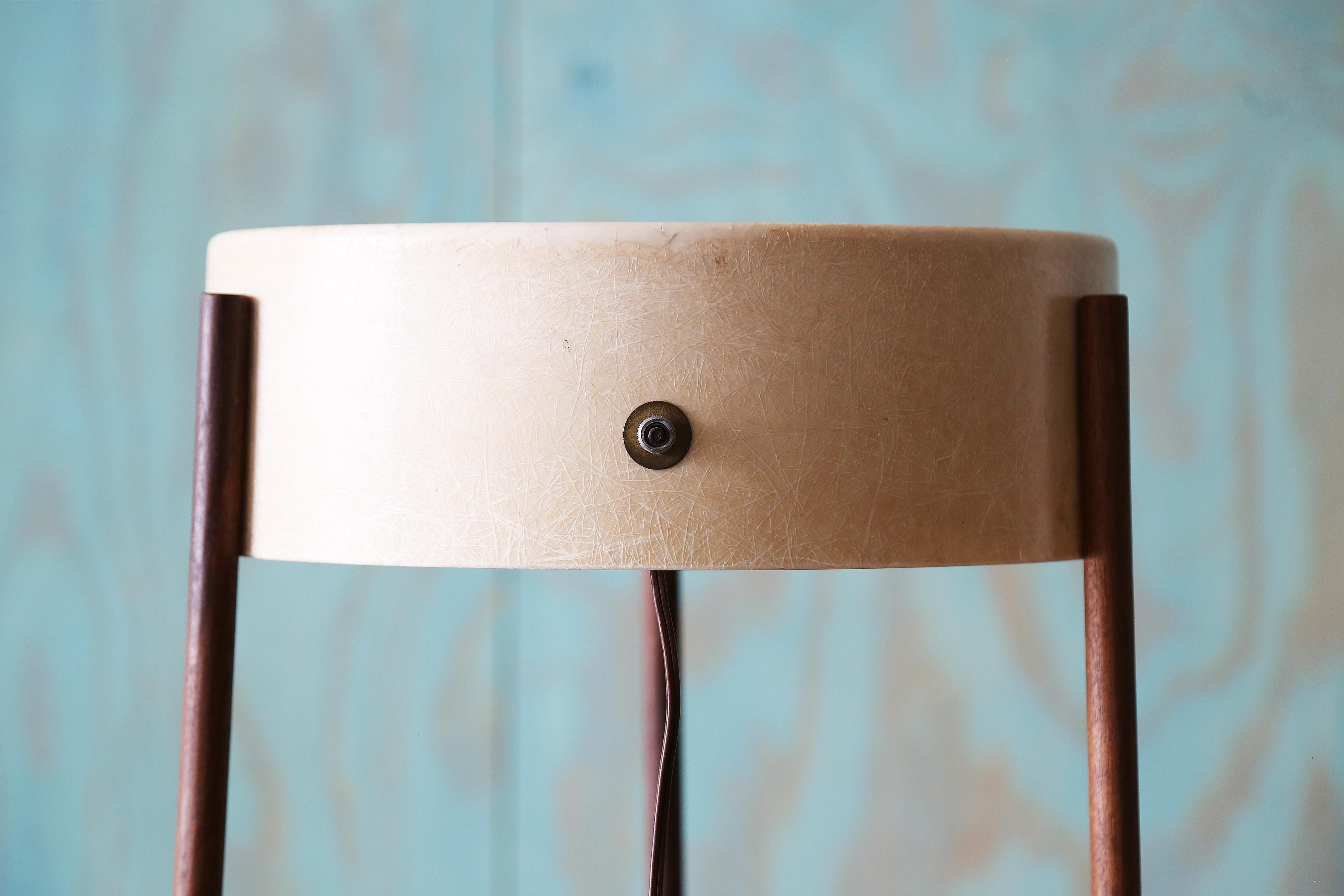 Mid-Century moderno Bill Lam Modello LL-130 Lampada da tavolo in fibra di vetro Isamu Noguchi Mid Century Modern 1/2 in vendita