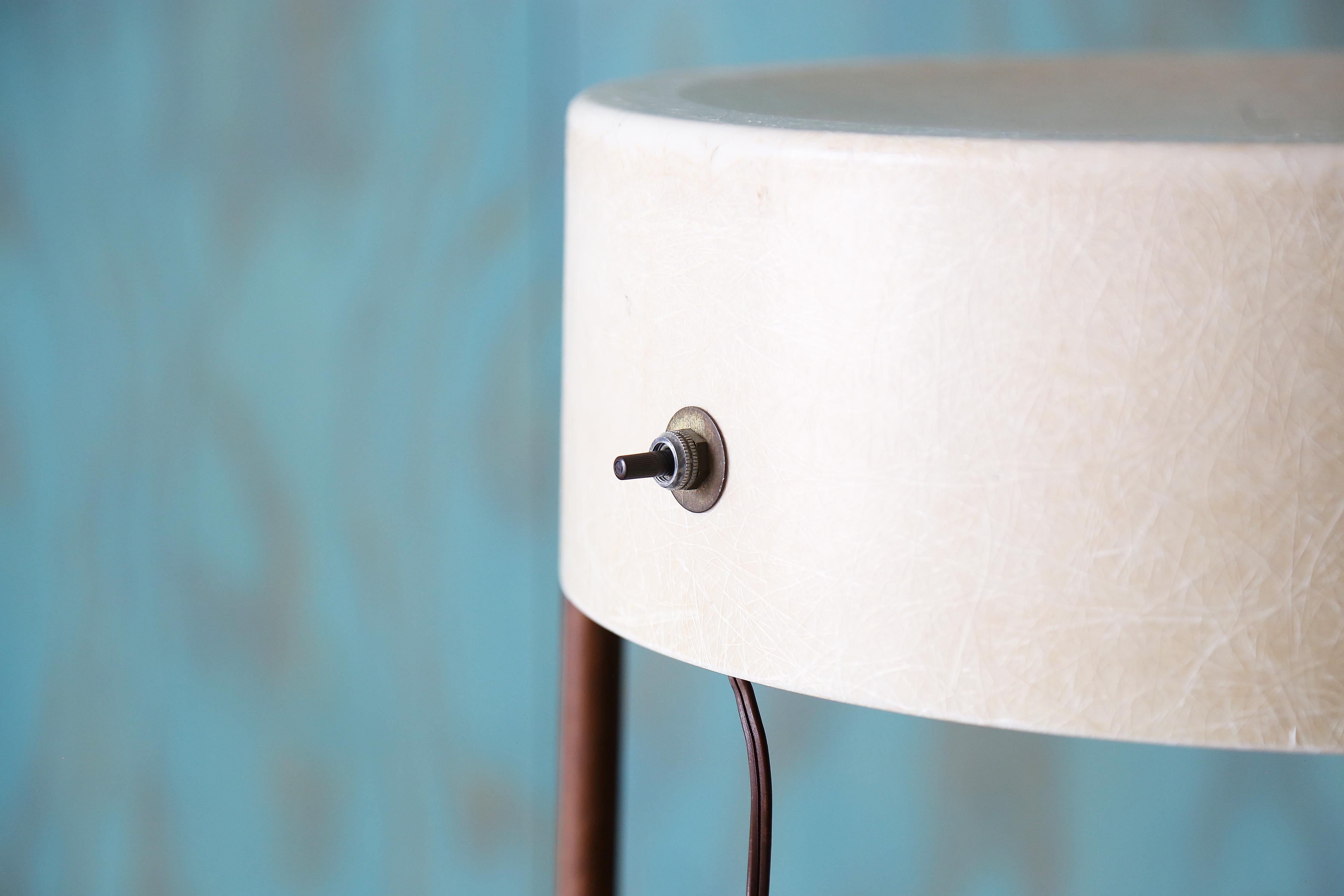 Americano Bill Lam Modello LL-130 Lampada da tavolo in fibra di vetro Isamu Noguchi Mid Century Modern 1/2 in vendita