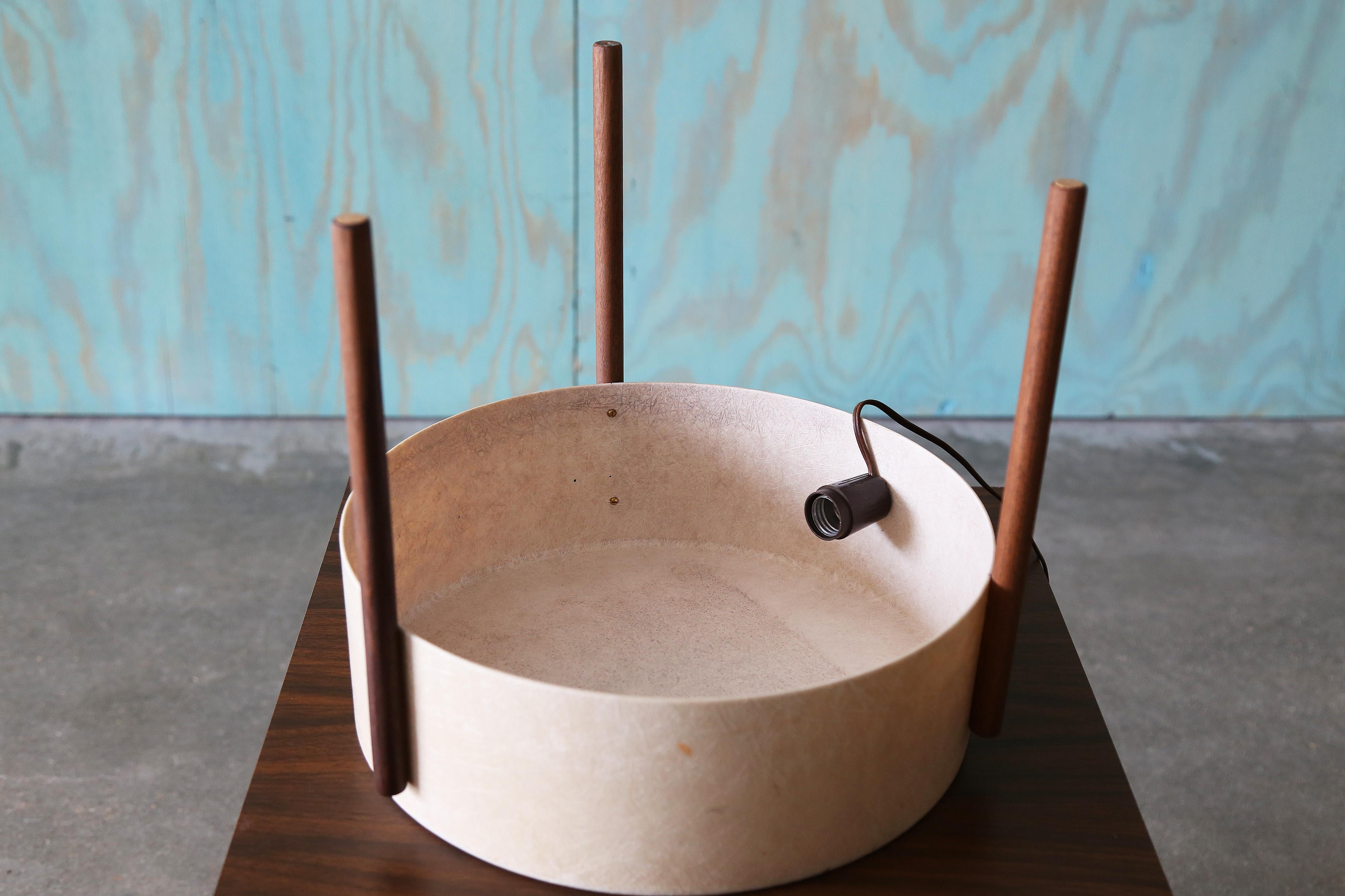 Vetroresina Bill Lam Modello LL-130 Lampada da tavolo in fibra di vetro Isamu Noguchi Mid Century Modern 1/2 in vendita