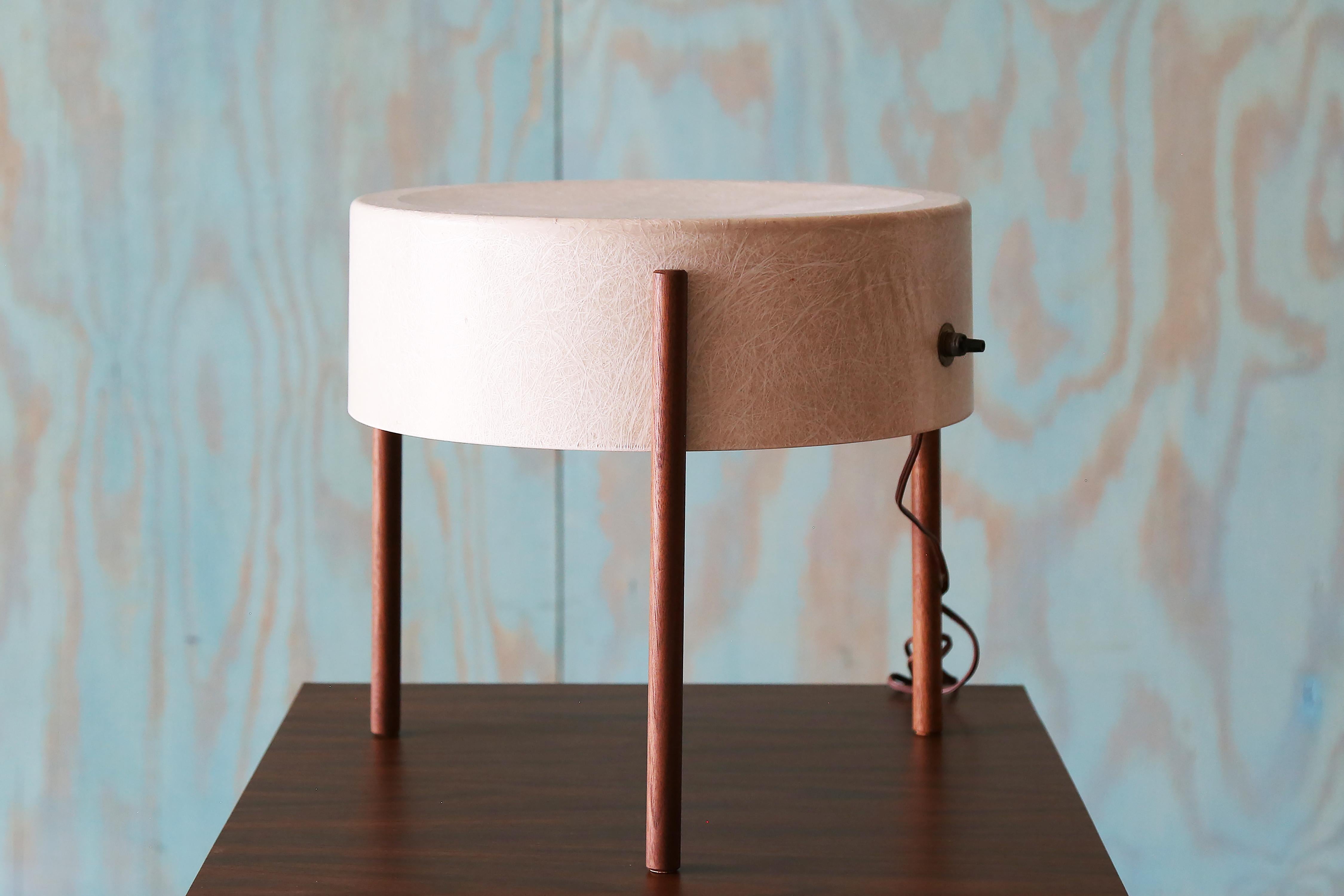 Una rarissima lampada da tavolo disegnata da Bill Lam, composta da tre gambe in noce massiccio e un paralume in fibra di vetro.  Design moderno californiano di metà secolo, questa lampada si abbina bene ai design di Charles and Ray Eames e Isamu
