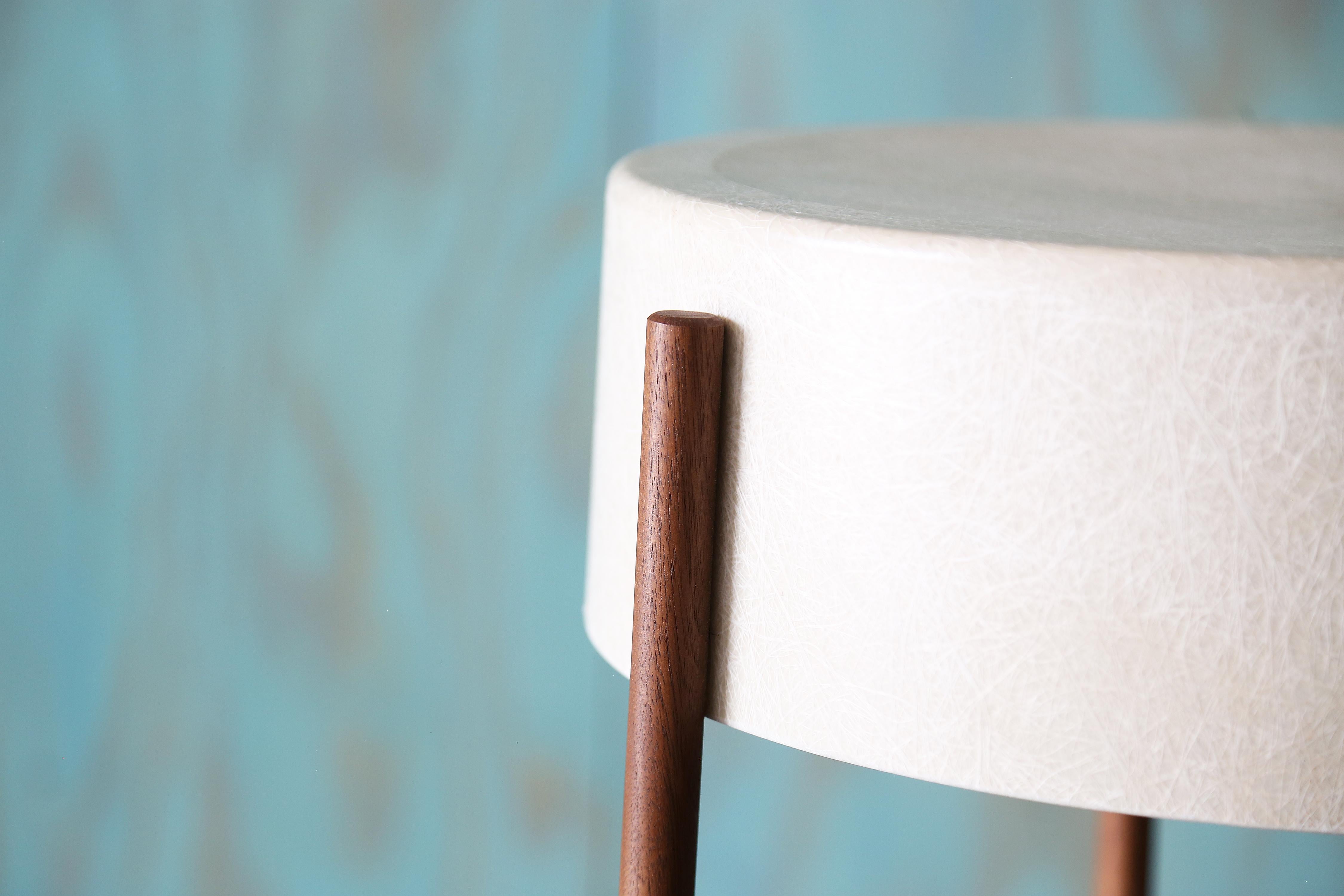 Mid-Century moderno Bill Lam Modello LL-130 Lampada da tavolo in fibra di vetro Isamu Noguchi Mid Century Modern 2/2 in vendita