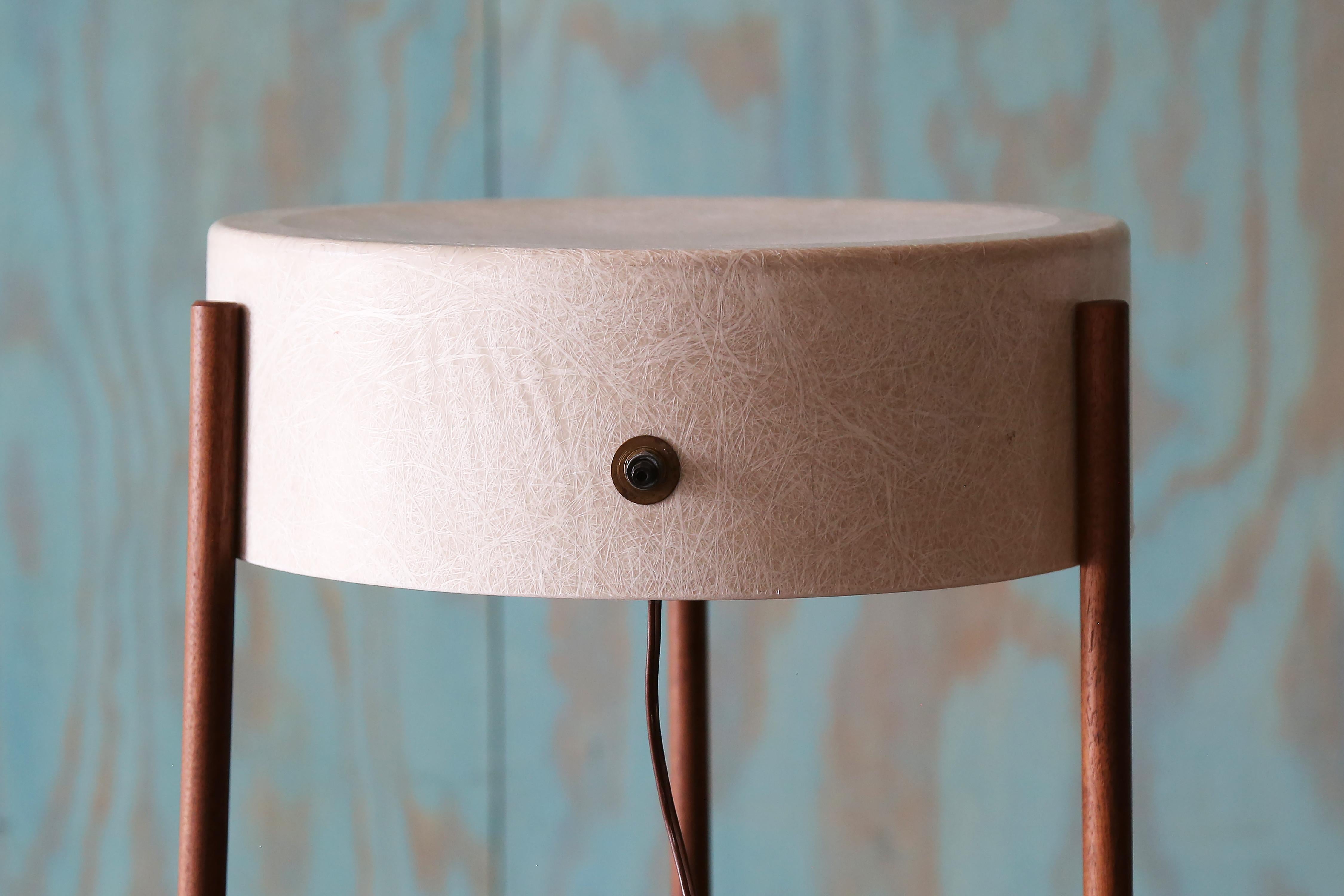 Metà XX secolo Bill Lam Modello LL-130 Lampada da tavolo in fibra di vetro Isamu Noguchi Mid Century Modern 2/2 in vendita
