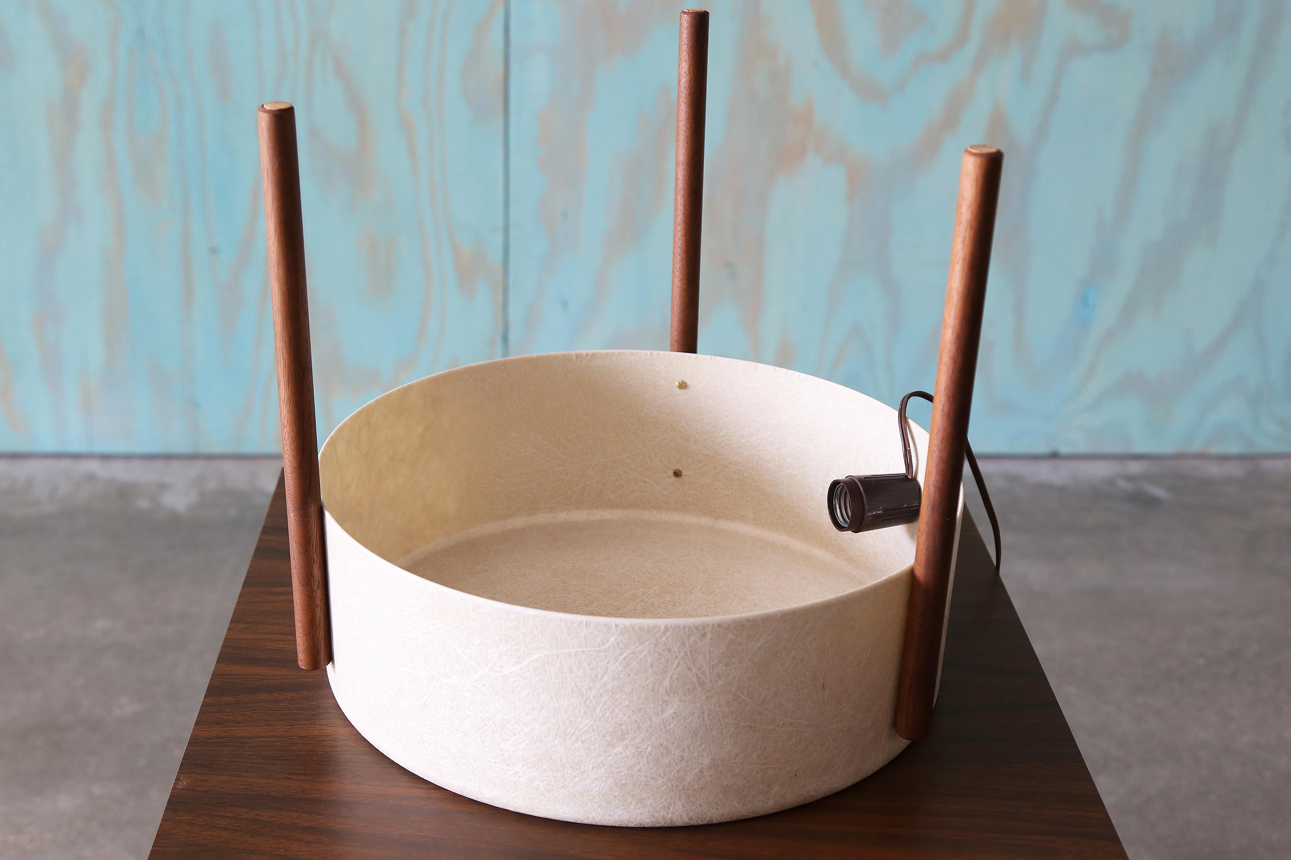 Bill Lam Modello LL-130 Lampada da tavolo in fibra di vetro Isamu Noguchi Mid Century Modern 2/2 in vendita 2