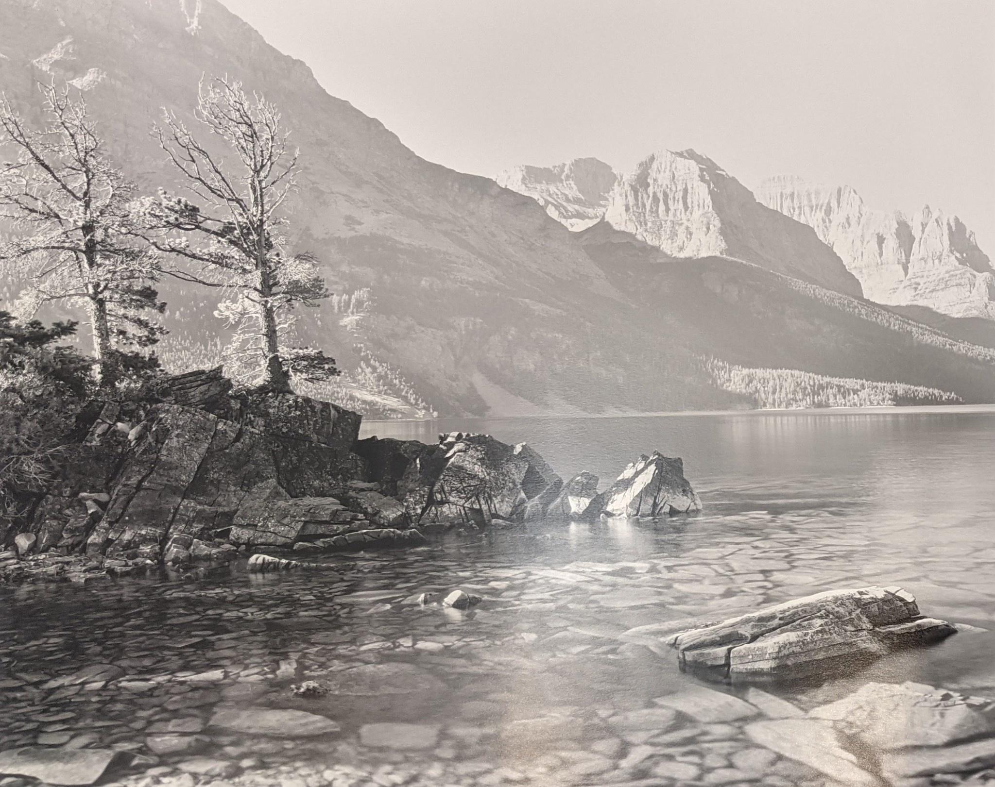 Bill Lemke Black and White Photograph – Zwei Bäume und der spektakuläre St. Mary's Lake