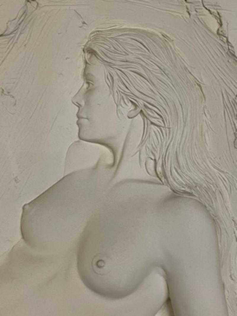 Bill Mack 3D-Figuren-Wandskulptur, „Reflection“, Monumental in Größe, Nude (Sandstein) im Angebot
