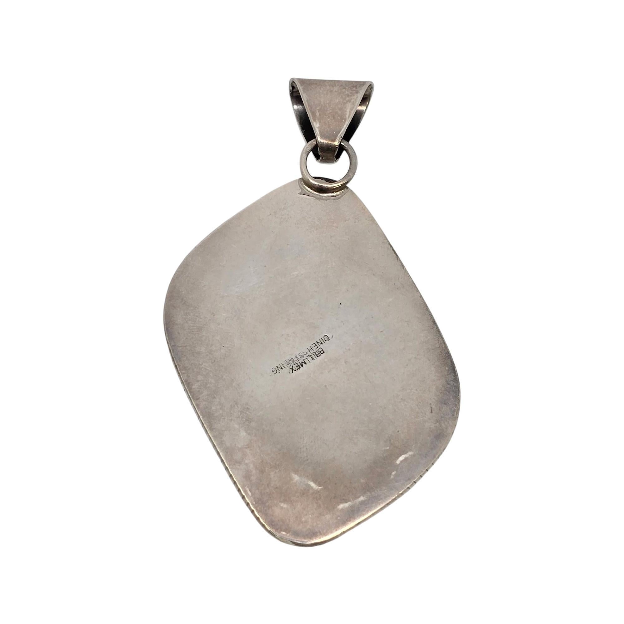 Ciondolo in argento sterling e charoite dell'artigiano messicano Bill Mex Dineh'.

Questo ciondolo presenta una grande pietra di charoite viola incastonata con una cornice dal design intrecciato e bordi segati.

Misura circa 3