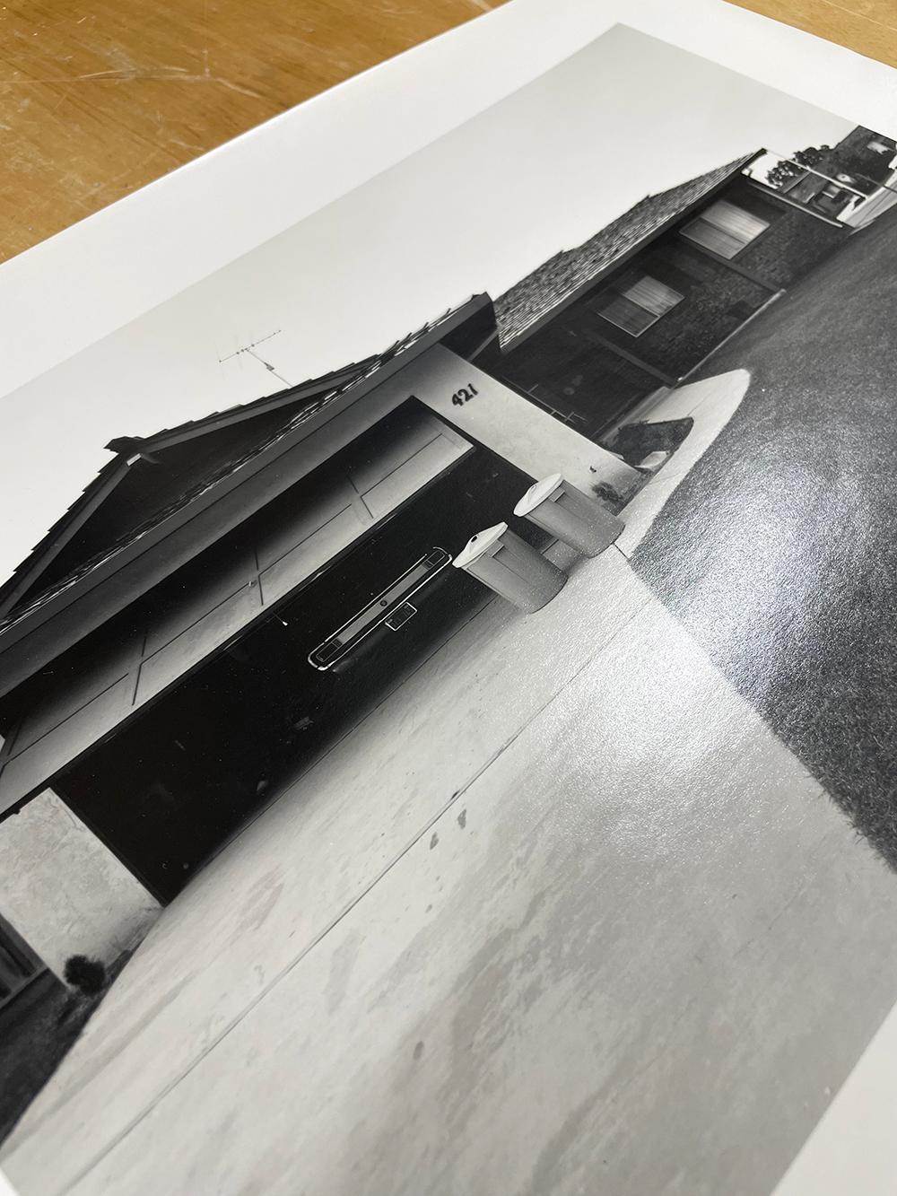 Untitled (driveway) - Schwarz-Weiß-Fotografie, Landschaft, Suburban 1